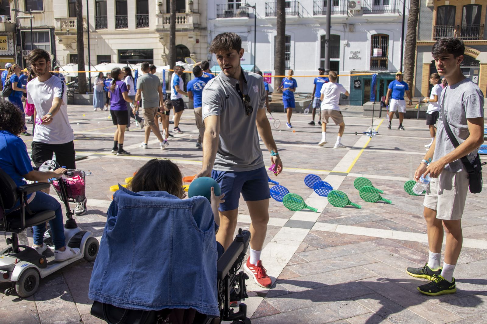 Imágenes del II Día del Bádminton inclusivo en la Plaza de las Monjas.