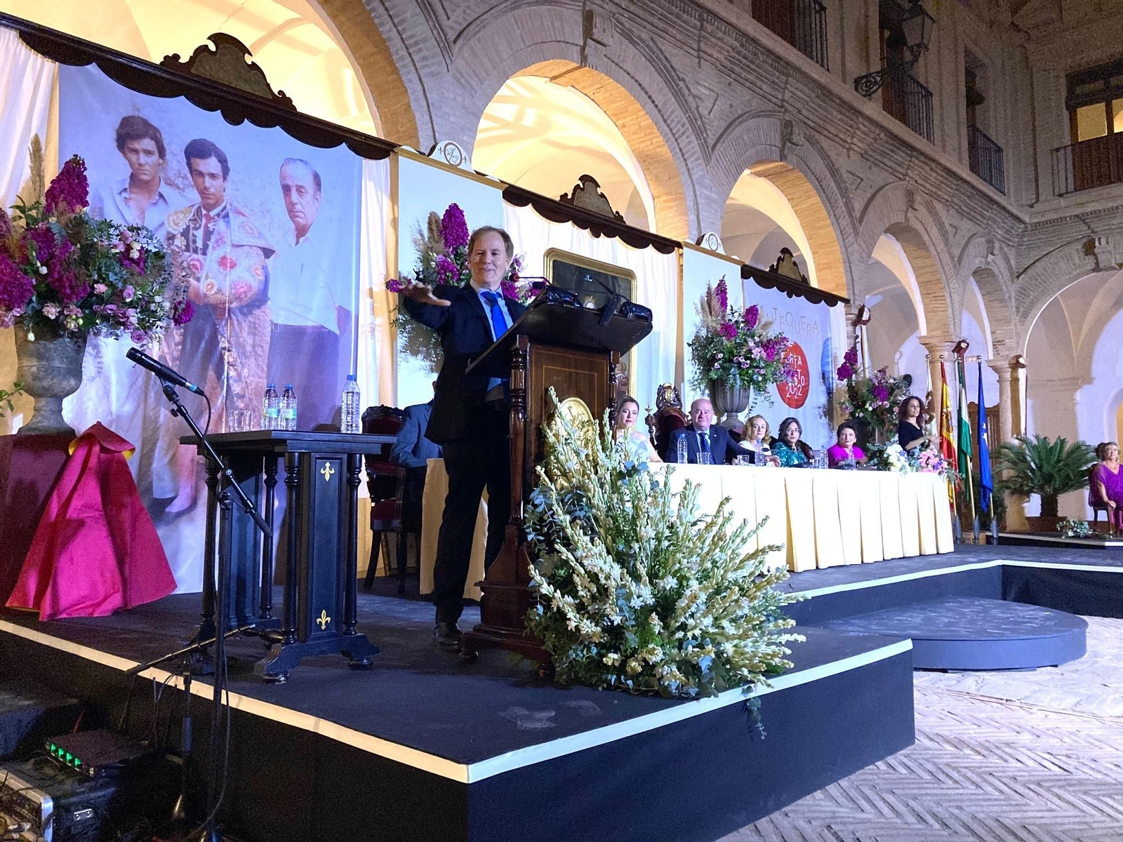Enrique Romero, durante el pregón, en el patio del Ayuntamiento.