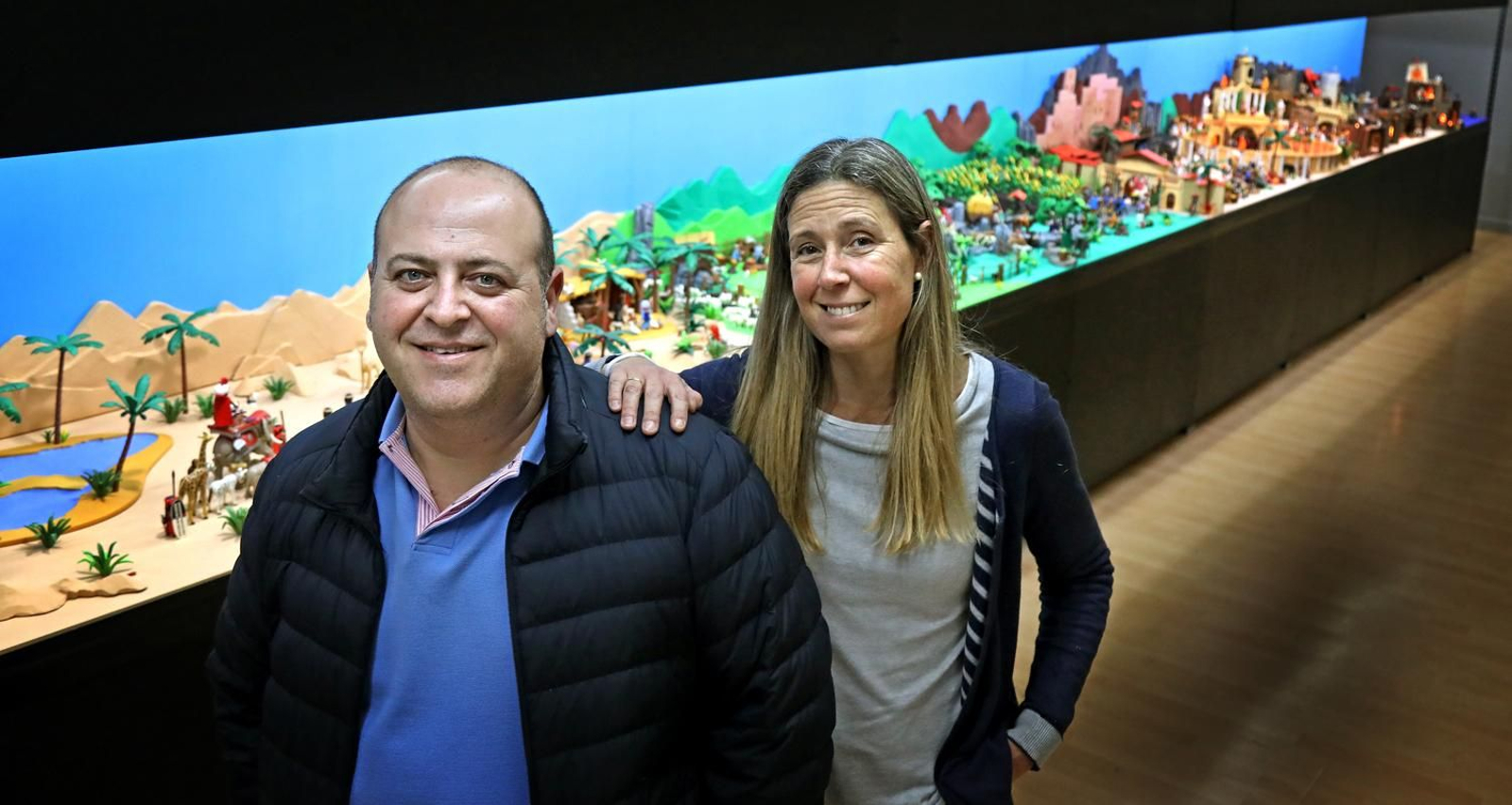 José Miguel Marchante y Elizabeth Belizón, autores del Nacimiento benéfico con figuras de Playmobil. José Miguel Marchante y Elizabeth Belizón, autores del Nacimiento benéfico con figuras de Playmobil.