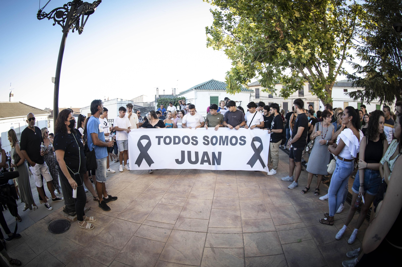 Imagen de la concentración pacífica celebrada el pasado sábado en Íllora en memoria del fallecido