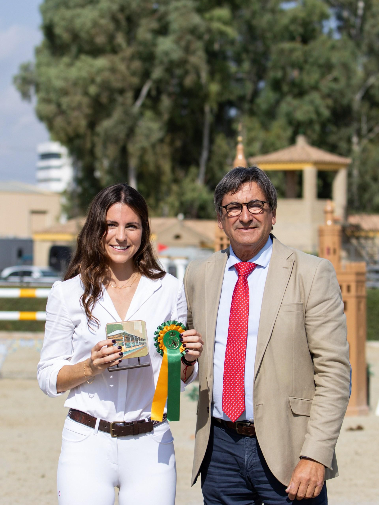 1 La ganadora de 1.40m, Leticia Riva, recibe el premio de manos del pte. del jurado, D. José Rodríguez.