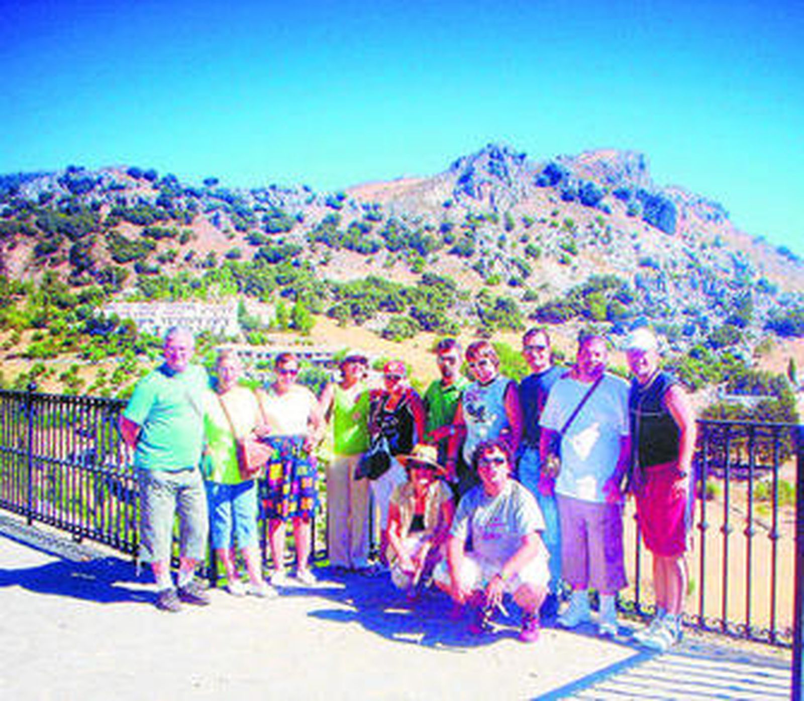 Un grupo de pacientes de epilepsia, familiares y amigos, en una actividad lúdica.