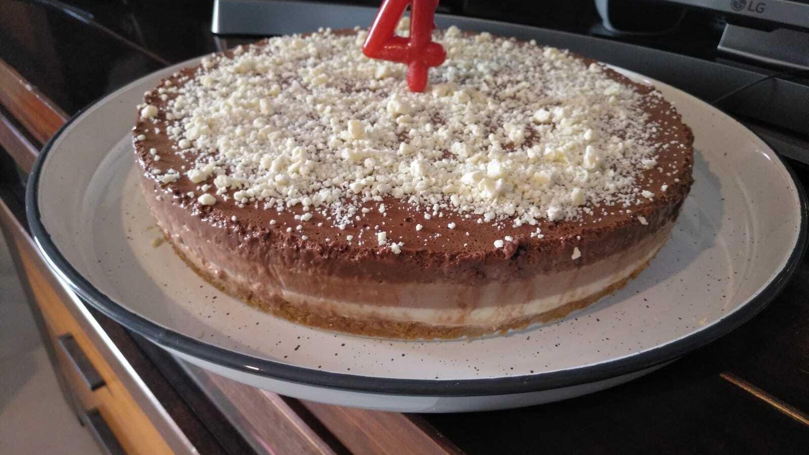 Tarta de cumpleaños de tres chocolates.