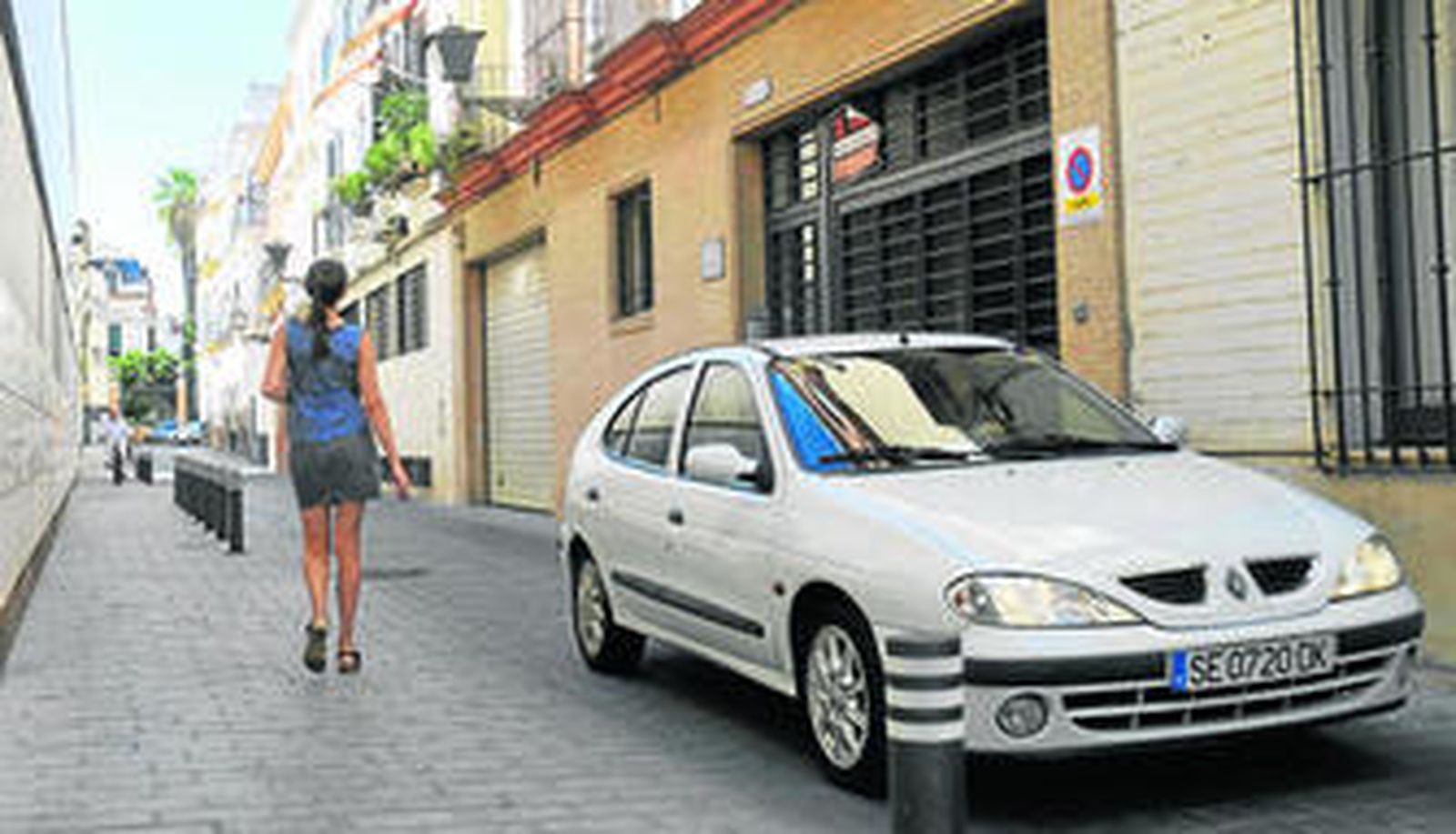 La hilera de bolardos de Jesús del Gran Poder sólo protege la fachada trasera de la comisaría y deja huecos para el aparcamiento ilegal.