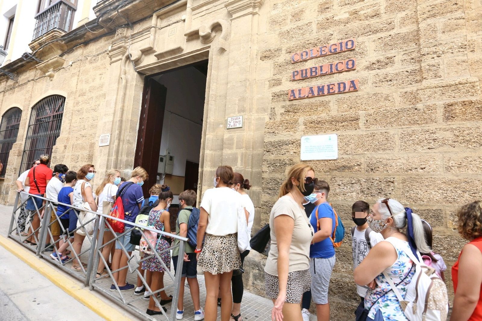 Padres y alumnos a las puertas del colegio Alameda en la jornada de este martes.