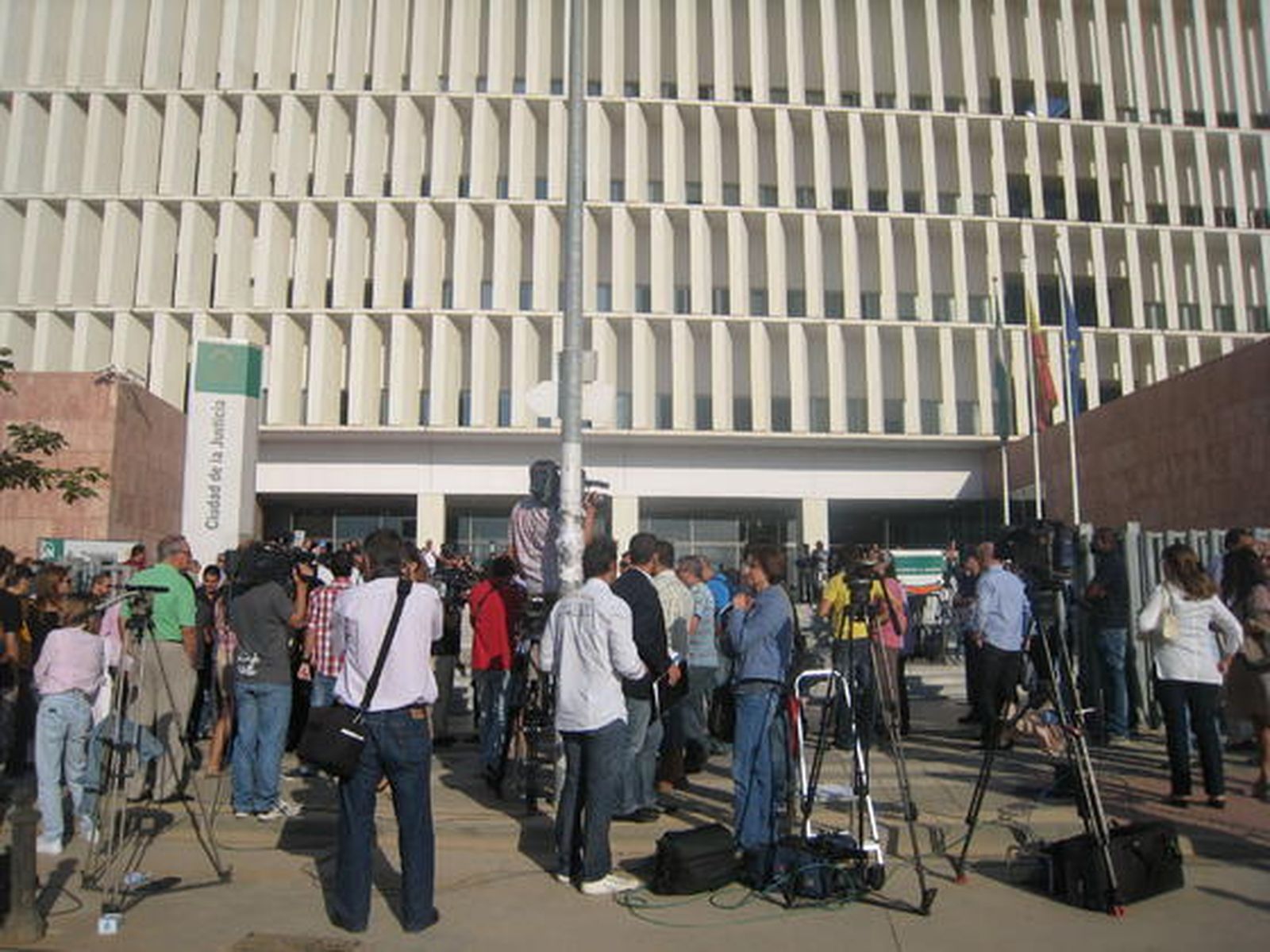 Despliegue mediático en la entrada de la Ciudad de la Justicia.