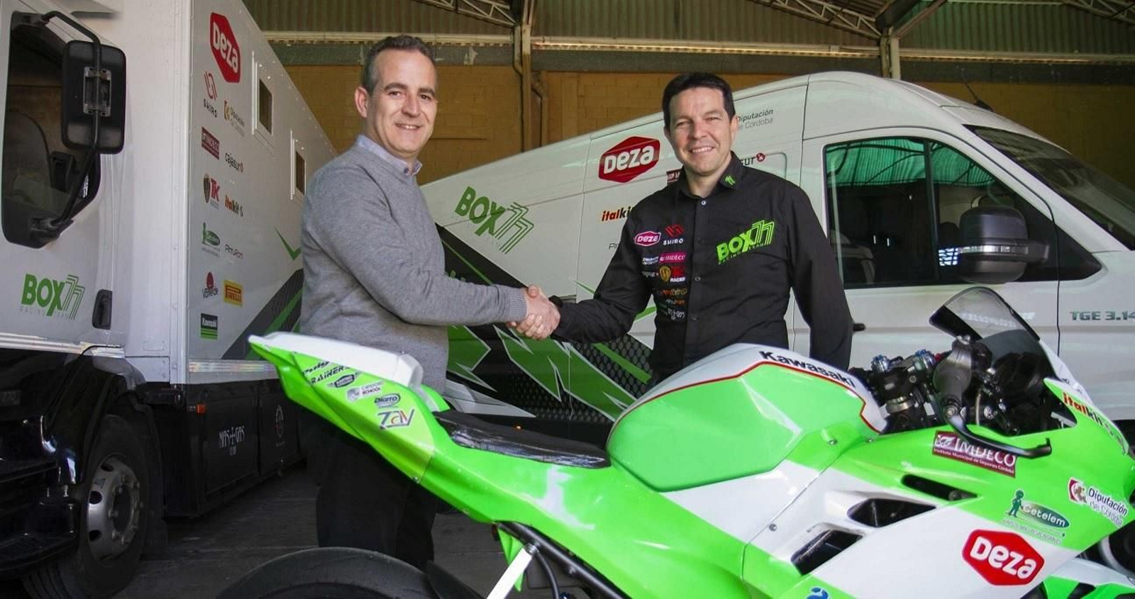 Antonio Deza y Luis Castro se estrechan la mano en el anuncio del acuerdo.