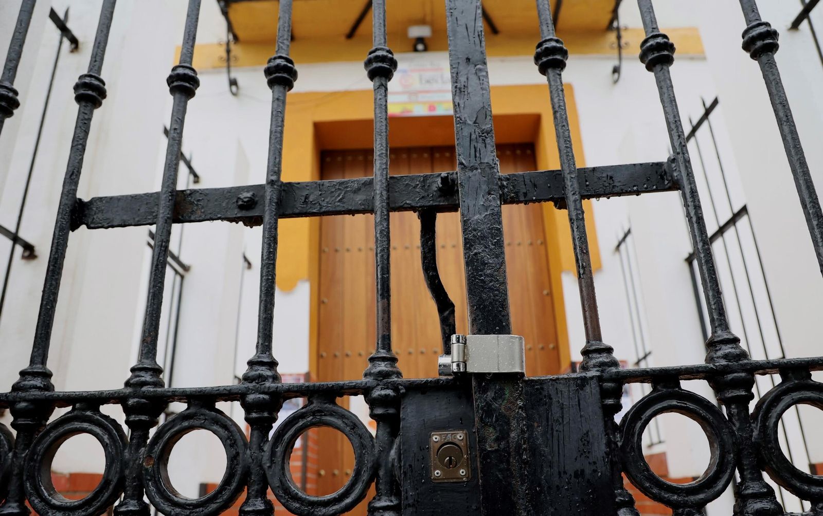 Un colegio de Sevilla cerrado por alerta naranja de lluvias.