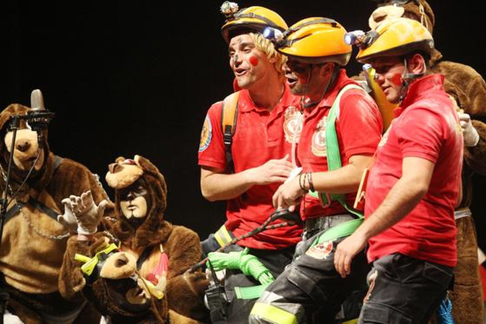 Chirigota de San Roque 'Los rescatadores'./Fotos:Paco Guerrero

Foto: Paco Guerrero