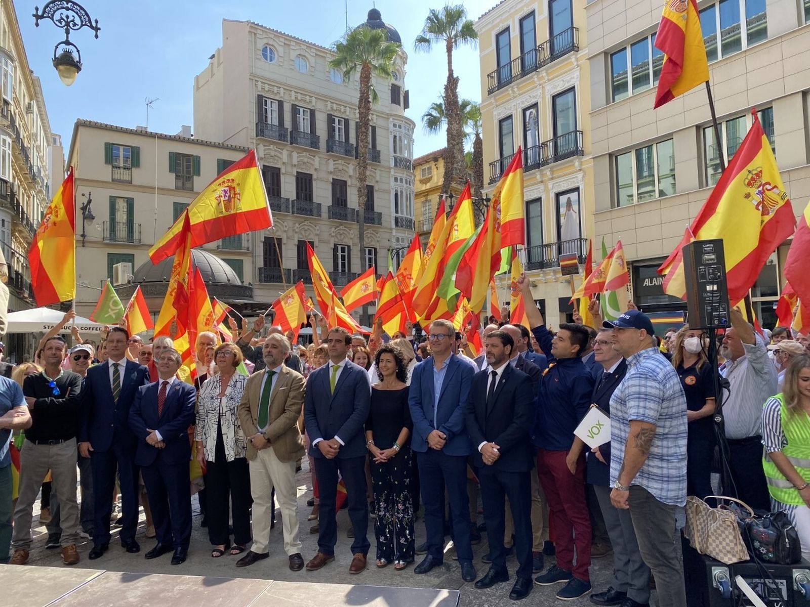 Moltó, Sevilla y Manso junto a simpatizantes en la plaza Félix Sáenz de Málaga este martes.