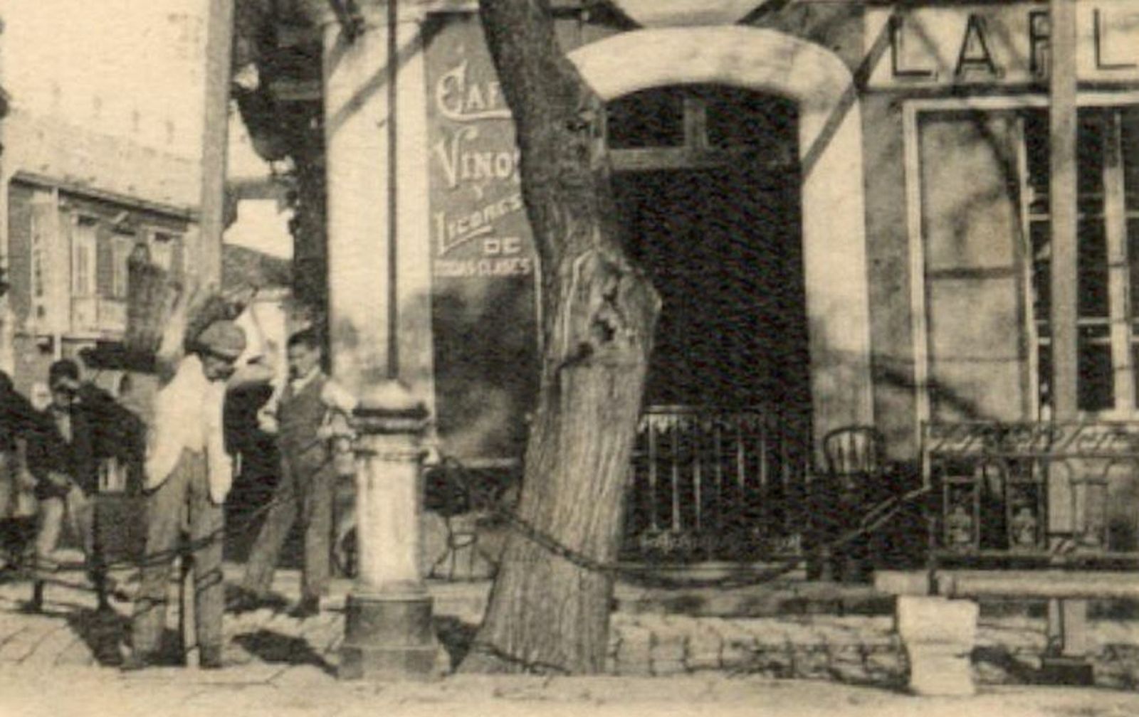 Una taberna en la Plaza Alta de Algeciras, a principios del siglo XX.