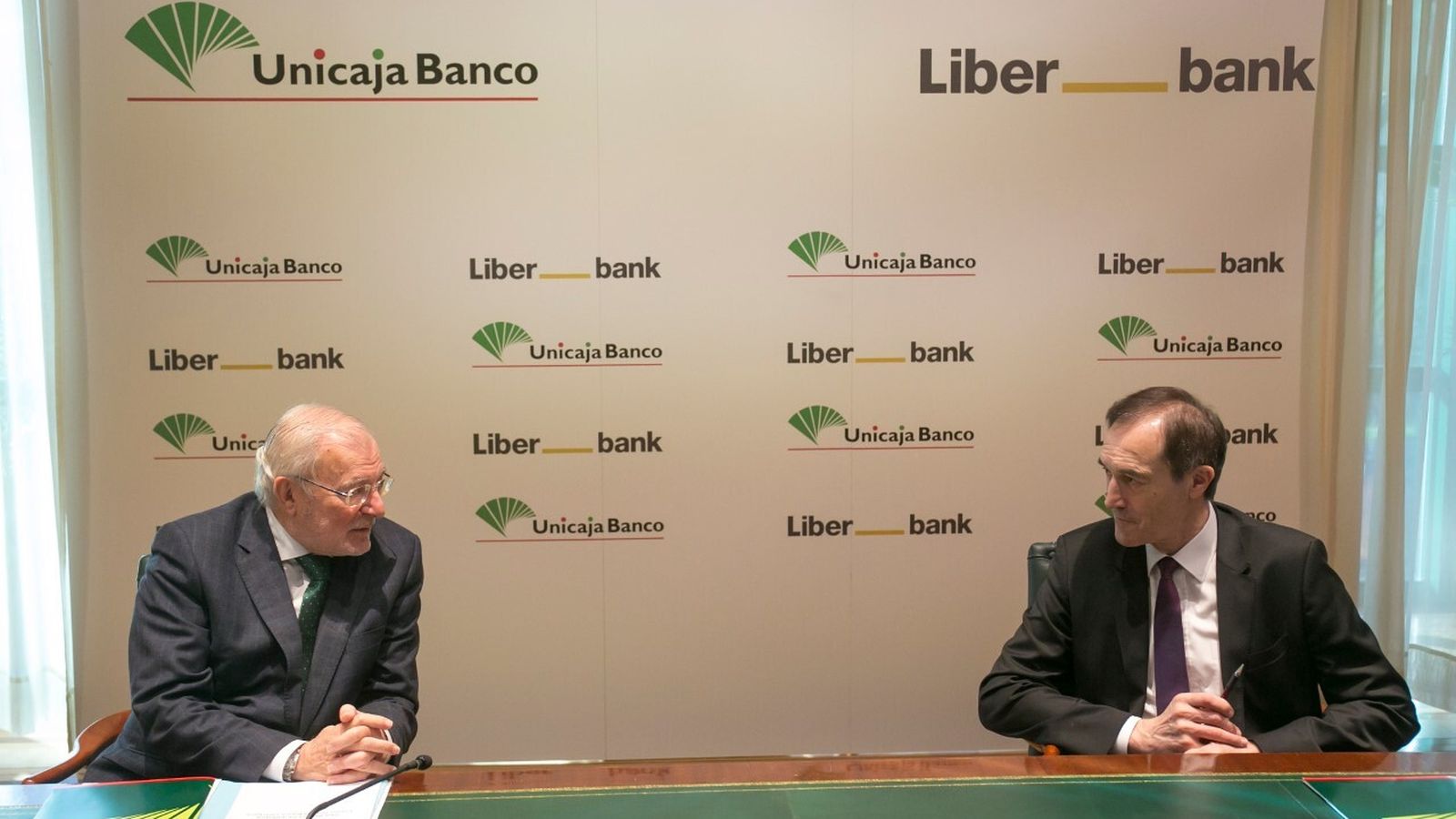 Manuel Azuaga y Manuel Menéndez conversan antes de la rueda de prensa virtual.