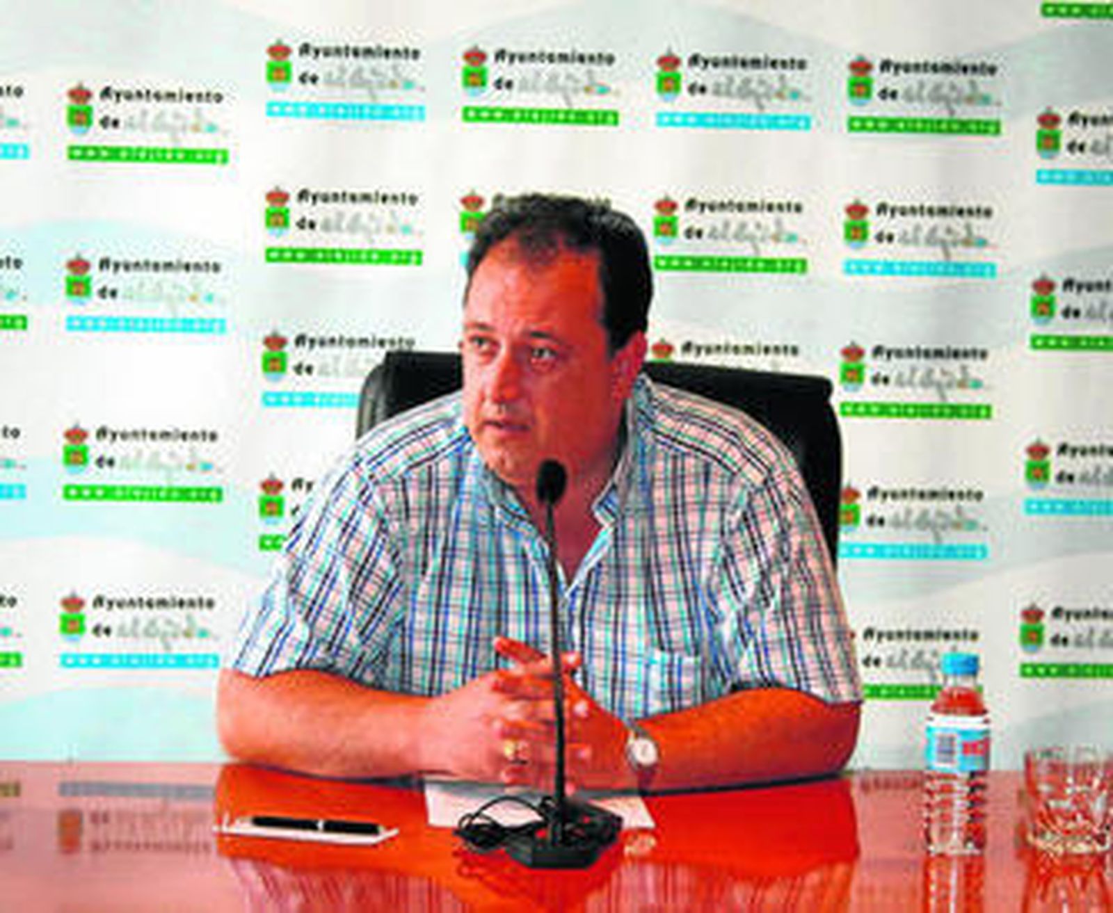 José Francisco Rivera, portavoz del PP en el Ejido, ayer en rueda de prensa.