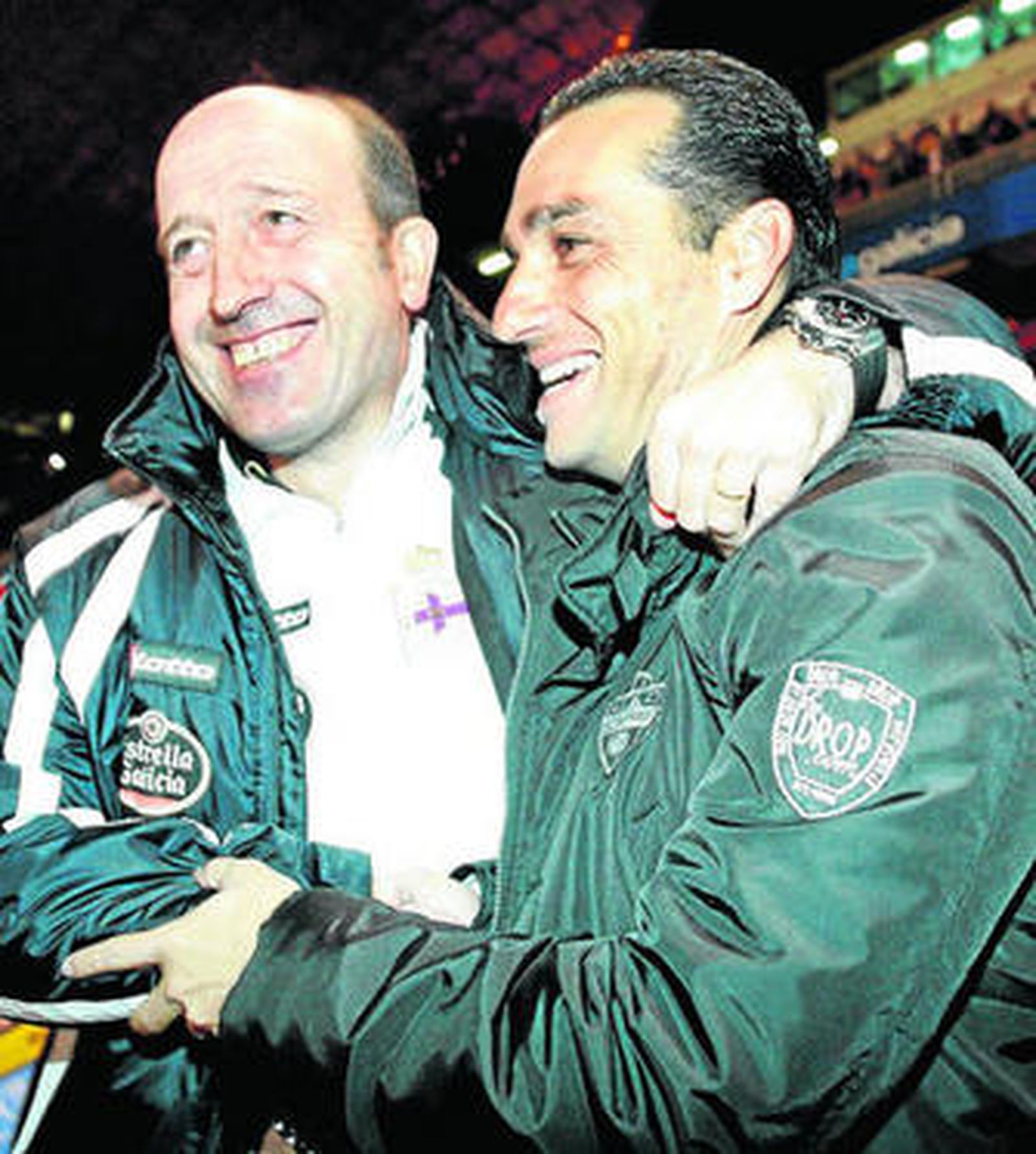 Lotina se abraza a Oltra antes del comienzo del partido.