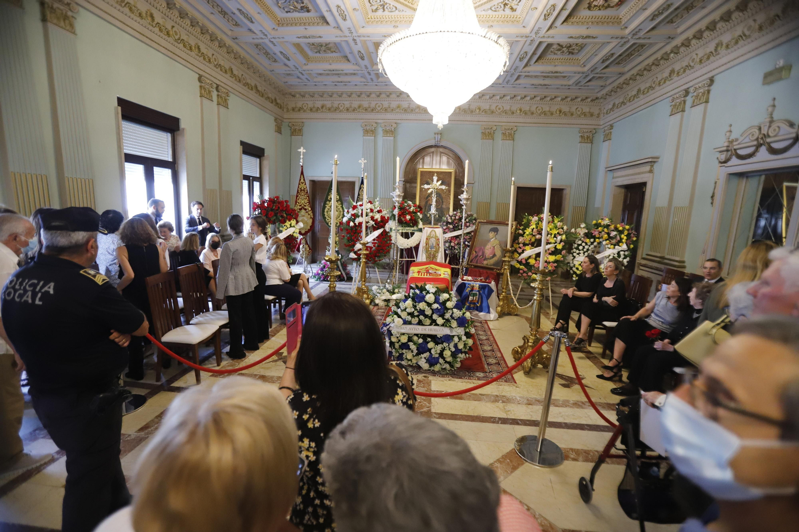 Imágenes de la capilla ardiente de Miguel Báez Espuny 'Litri' en la mañana del viernes