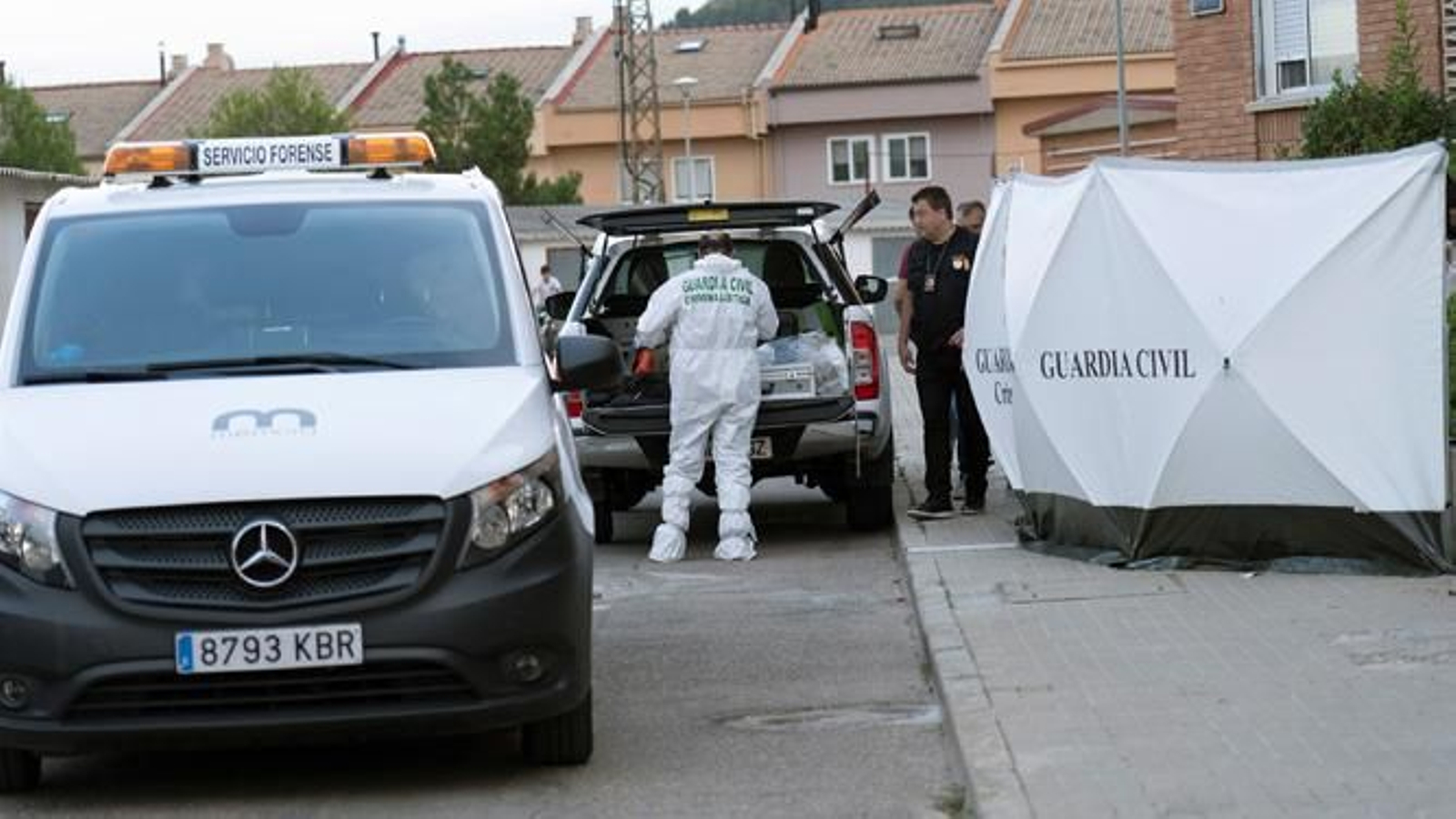 Efectivos de la Guardia Civil en las inmediaciones de la vivienda donde sucedieron los hechos.