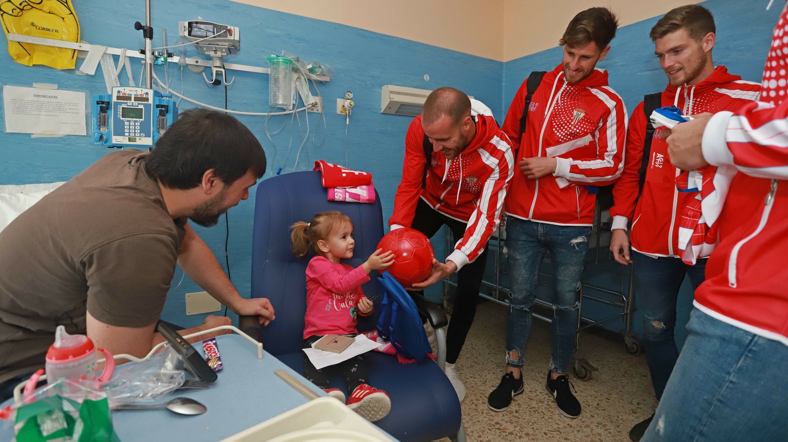 Visita de los jugadores del Algeciras CF al hospital Punta Europa