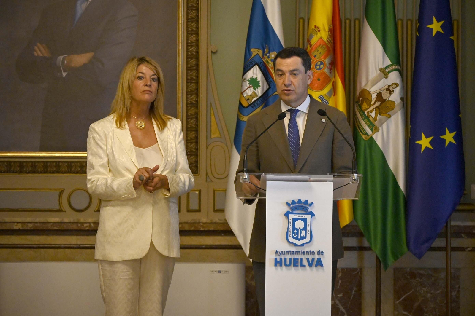 Visita de Juanma Moreno al Ayuntamiento de Huelva, en Imágenes