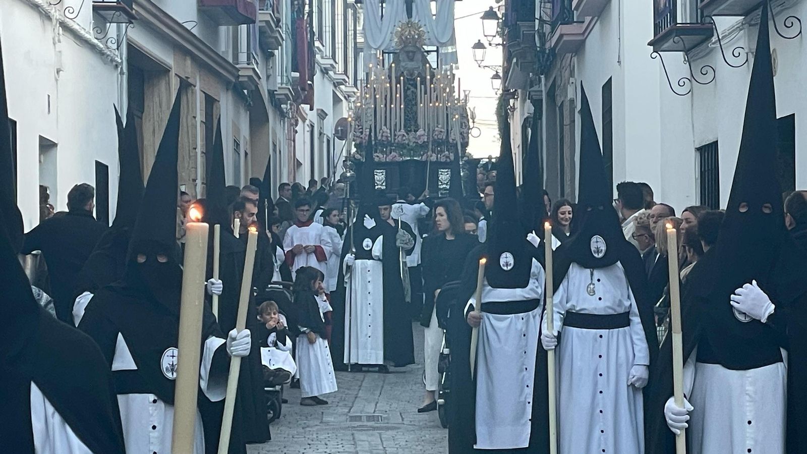 LA RAMBLA. Los nazarenos abren el camino a Nuestra Señora de la Soledad.
