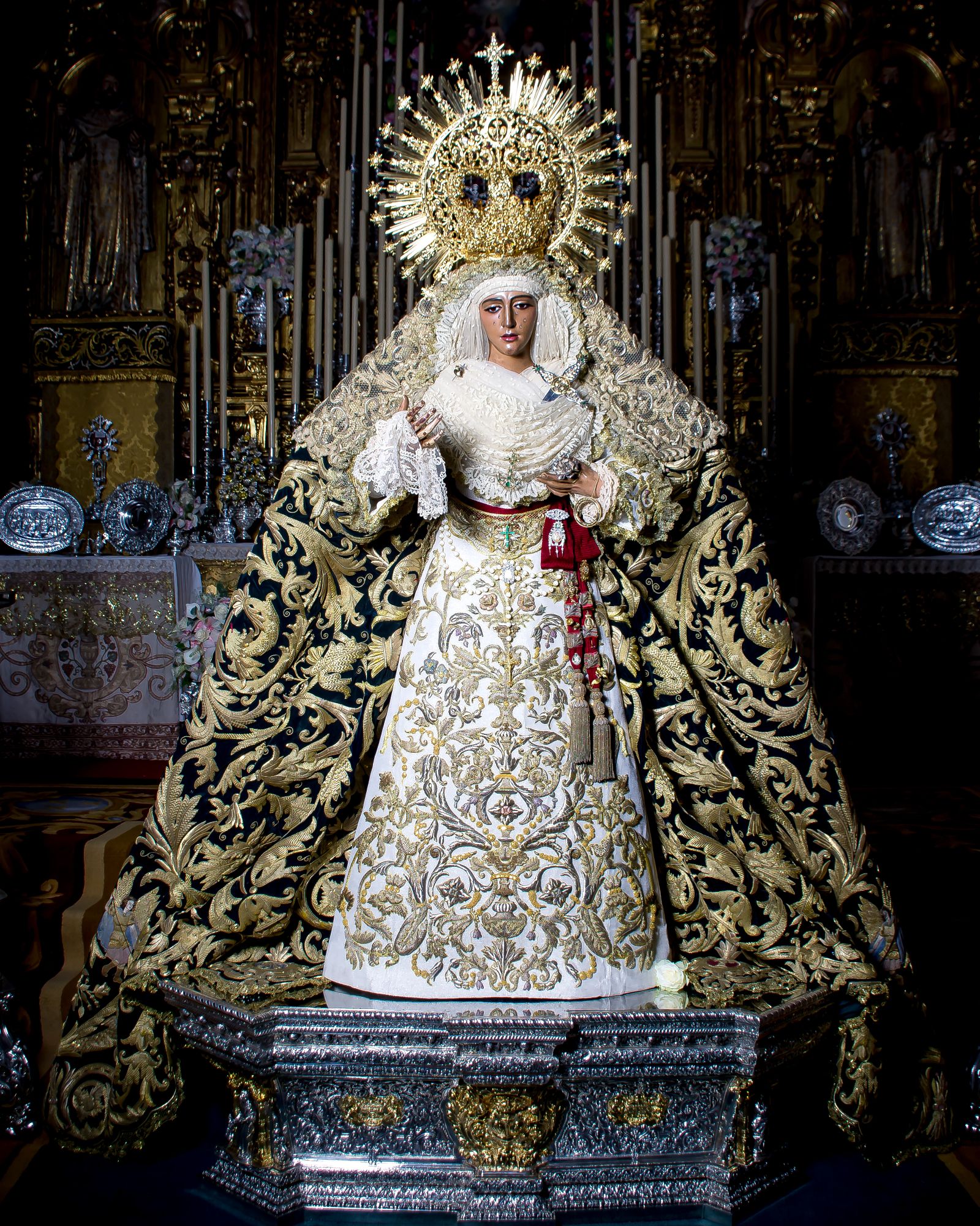 La Esperanza de Triana recibe a sus devotos expuesta en veneración