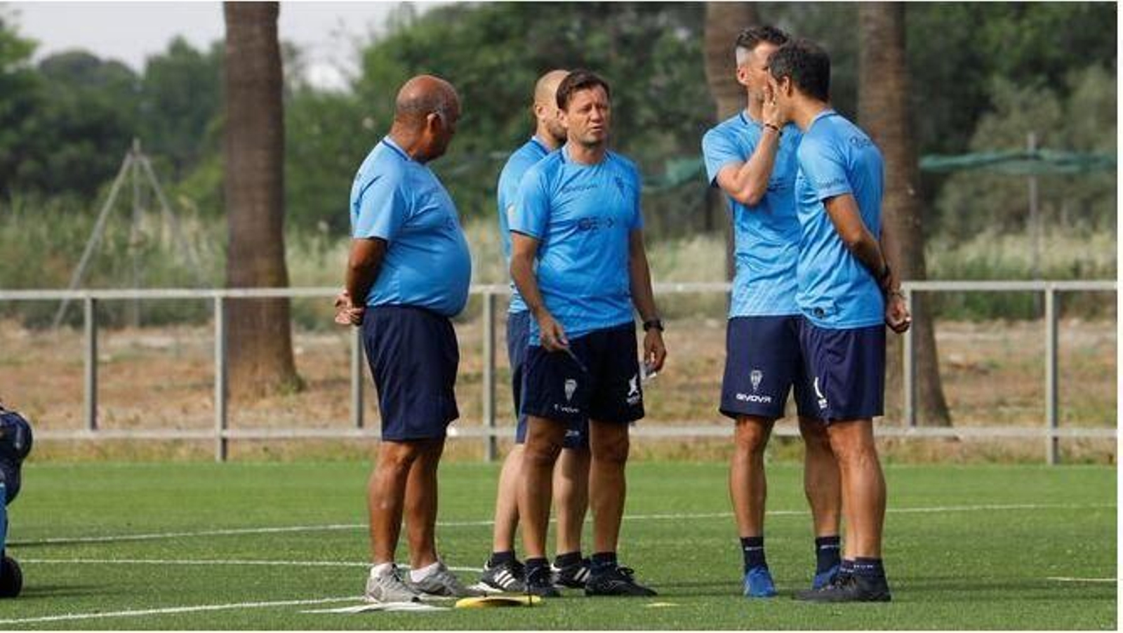 Manuel Mosquera, junto a su equipo de trabajo en el entrenamiento del Córdoba