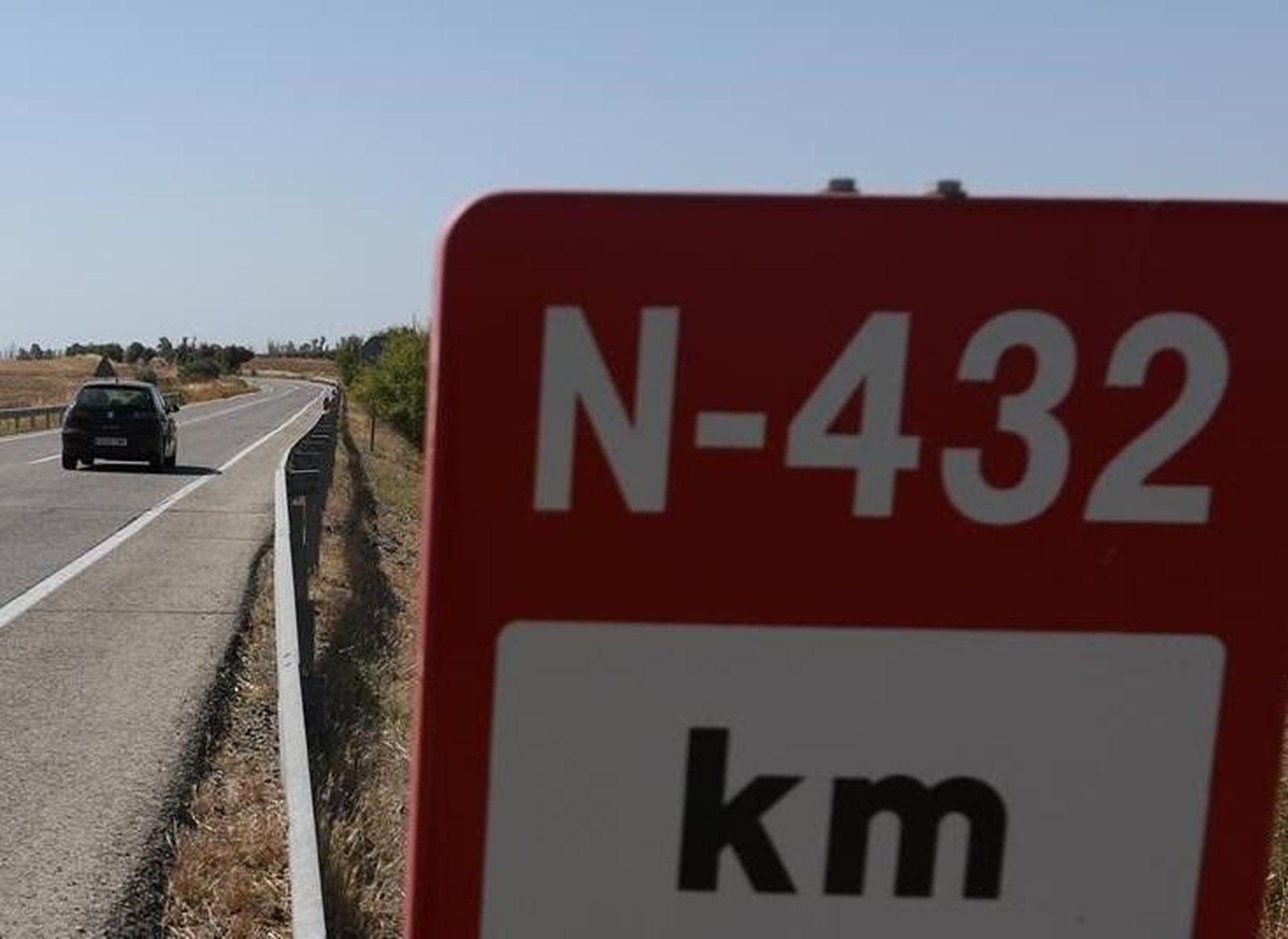 Un vehículo en la carretera N-432 a su paso por Córdoba.