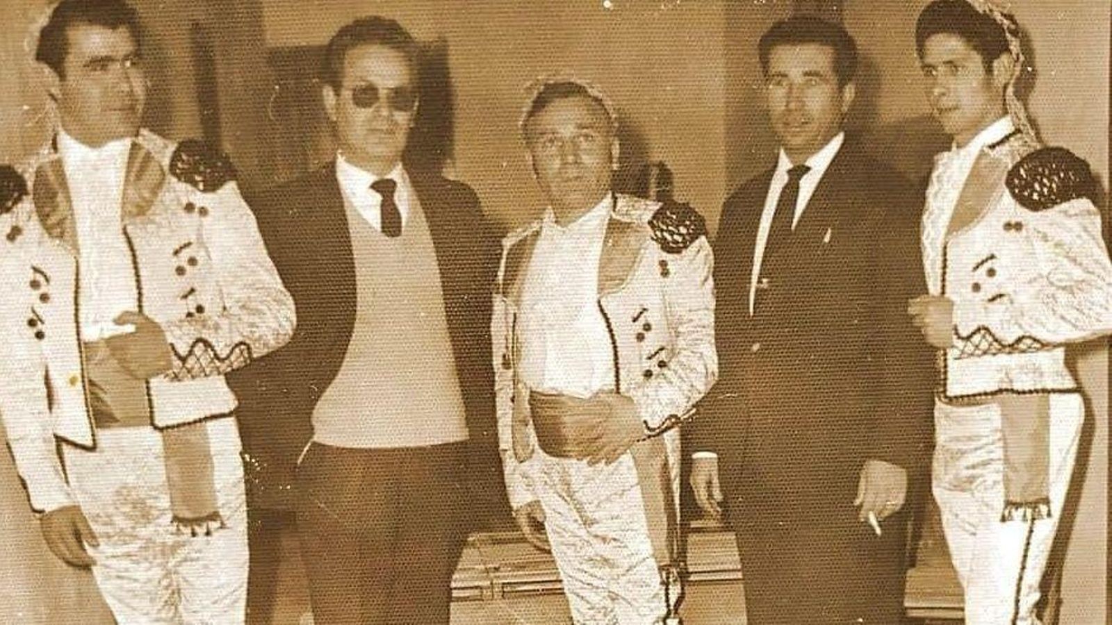 Antonio Galán, primero por la derecha, en ‘Los fígaros’ junto a Chatín y Paco Alba y dos amigos de la comparsa.