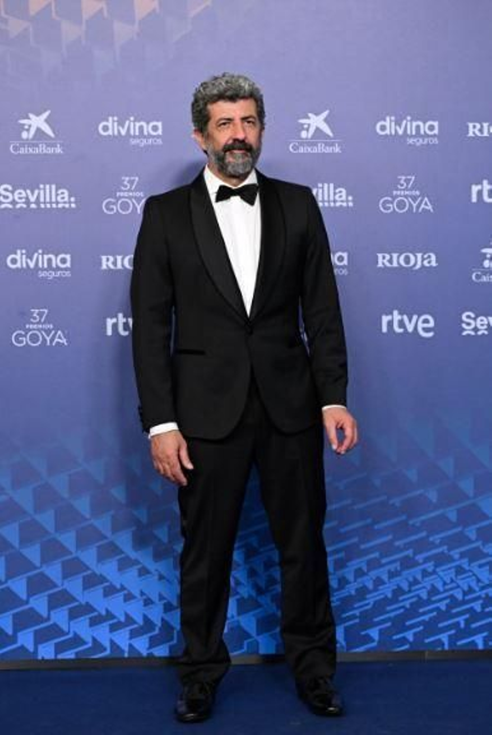 Alberto Rodríguez, director de 'Modelo 77', con un esmoquin de la marca Silbon