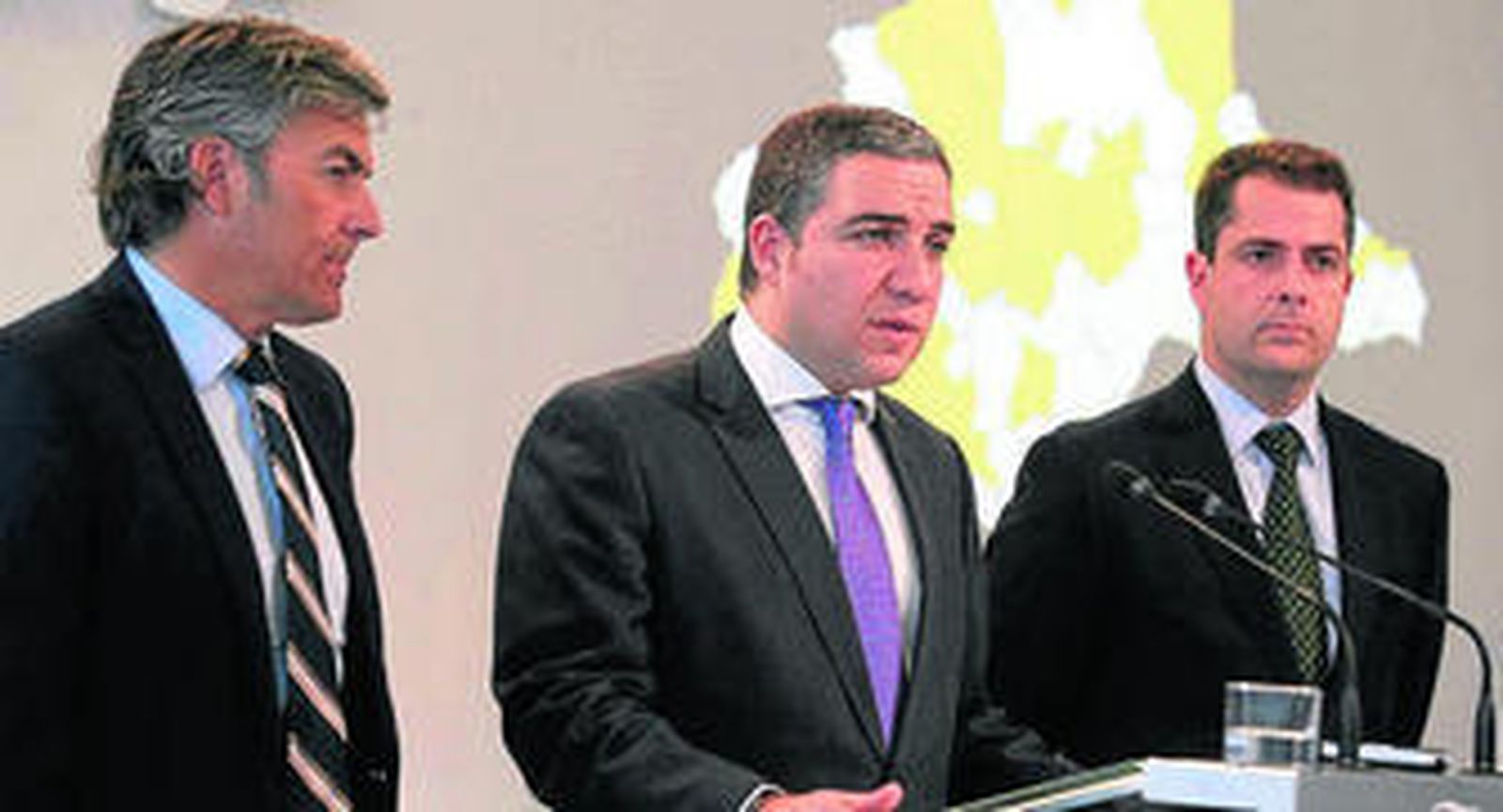 Ignacio Mena, Elías Bendodo y Carlos Conde, ayer.