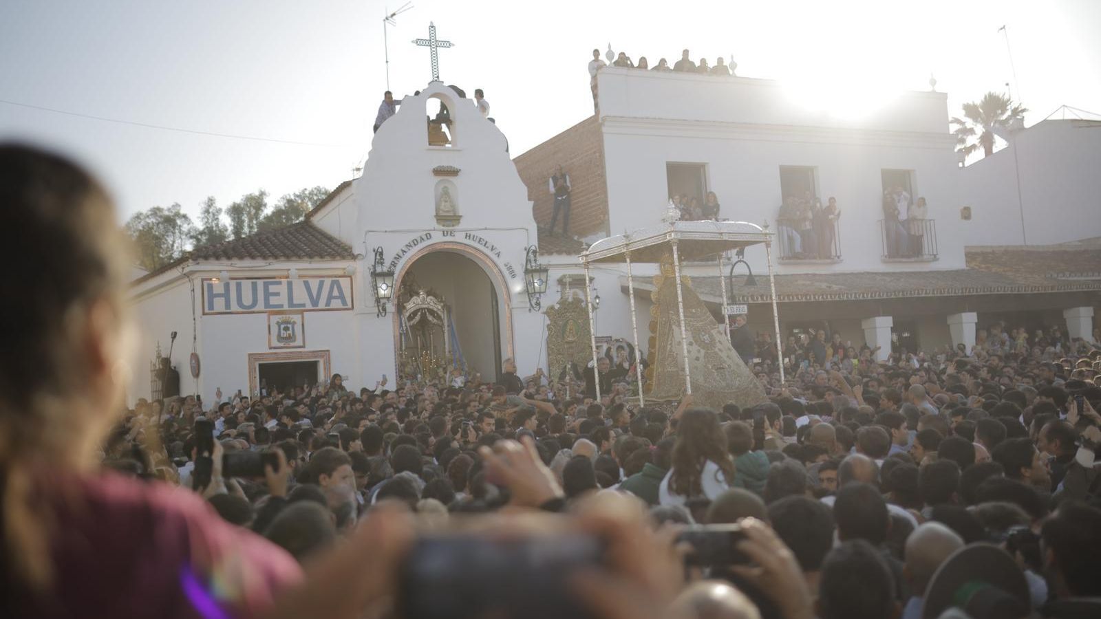 La Virgen del Rocío visita la casa hermandad de Huelva