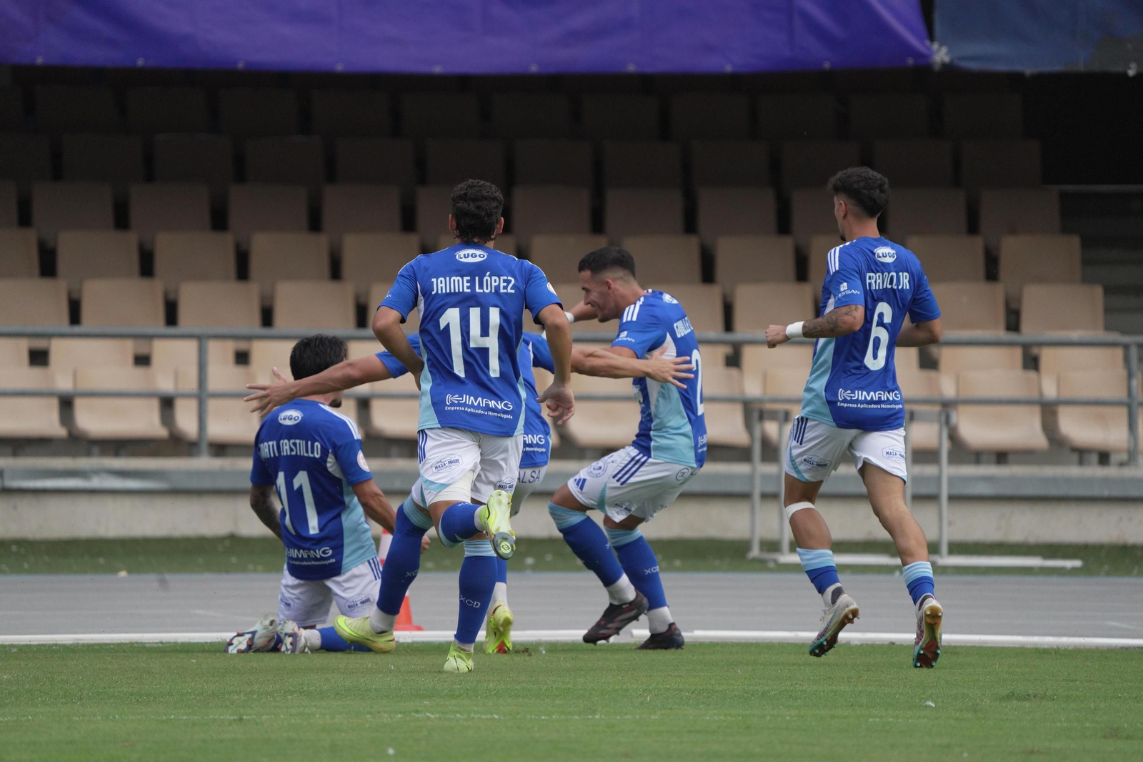 Mati Castillo celebra con sus compañeros el tanto de la victoria.