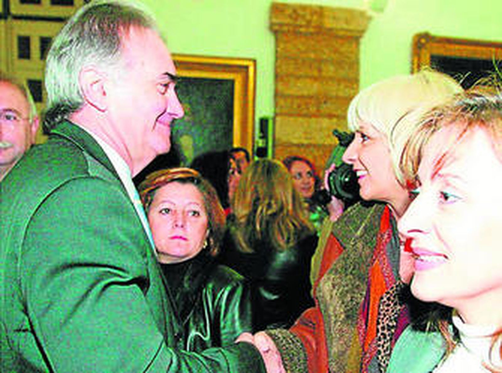 Felipe Márquez, presidente saliente de la Bahía, saludado por Teófila Martínez en febrero de 2005.