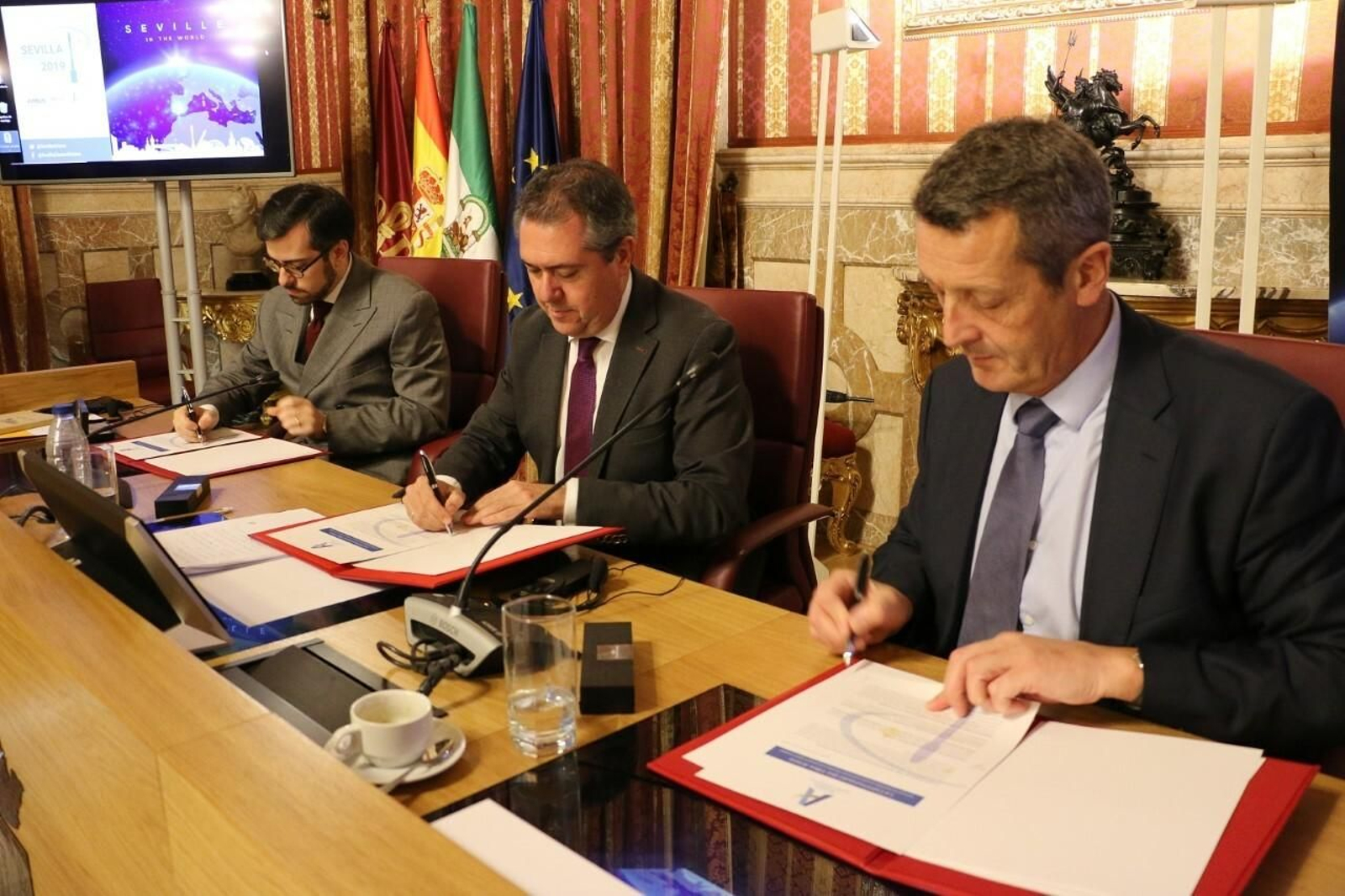 Un momento de la firma de la carta redactada pro la Comunidad de Ciudades Ariane.