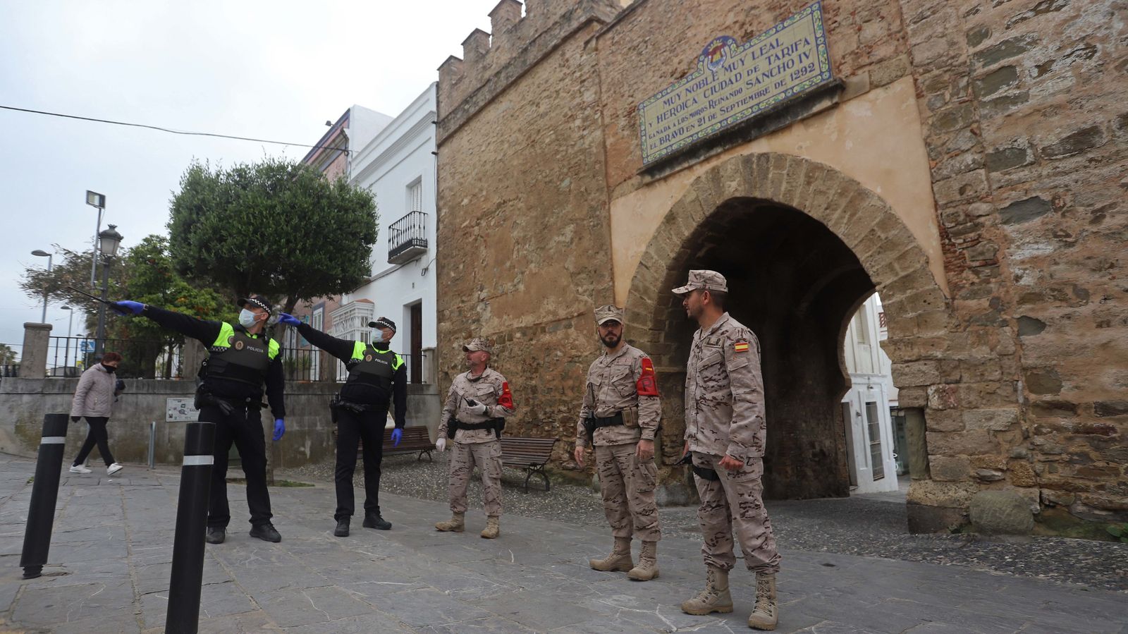 Fotos de las tareas de desinfección y limpieza de la Infantería de Marina en Tarifa