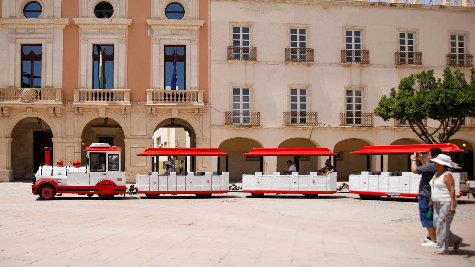El tren turístico de la capital recorre la Plaza Vieja y los turistas le hacen fotos a su paso