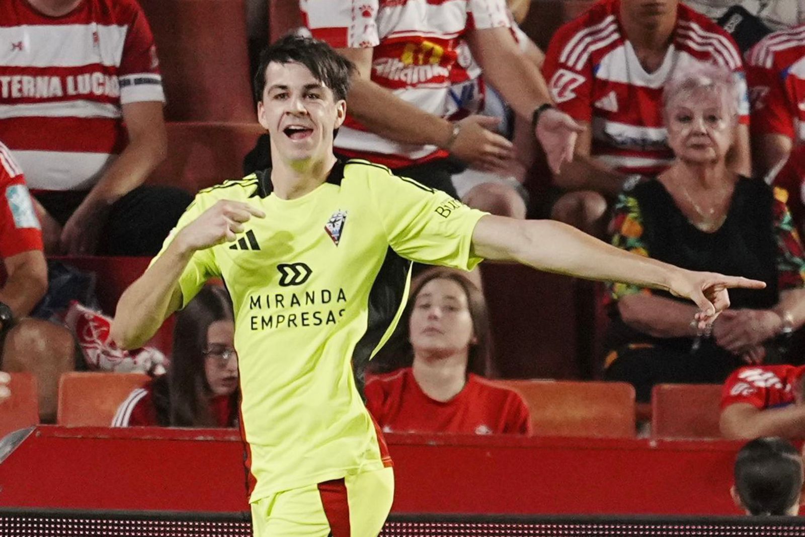 Petit celebra el gol marcado con el Mirandés al Granada en el Nuevo Los Cármenes