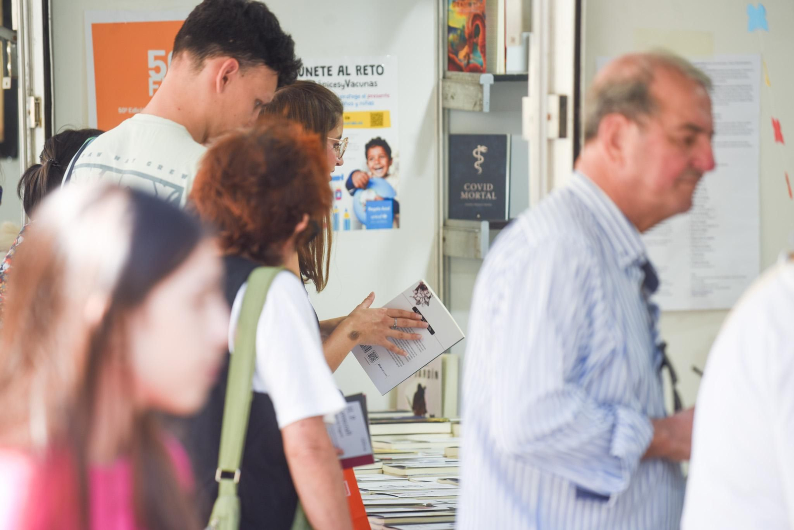 El mejor ambiente de la Feria del Libro de Córdoba en una de sus grandes jornadas, en imágenes