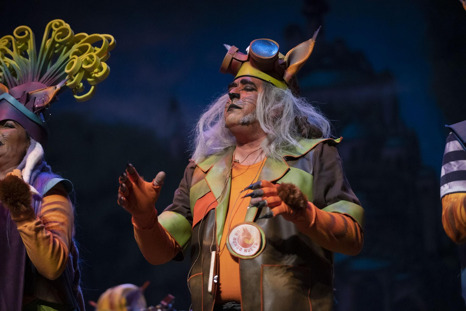 Imágenes de la actuación de la comparsa de Villalba del Alcor y Paterna  'Un mundo nuevo' en el Carnaval Colombino