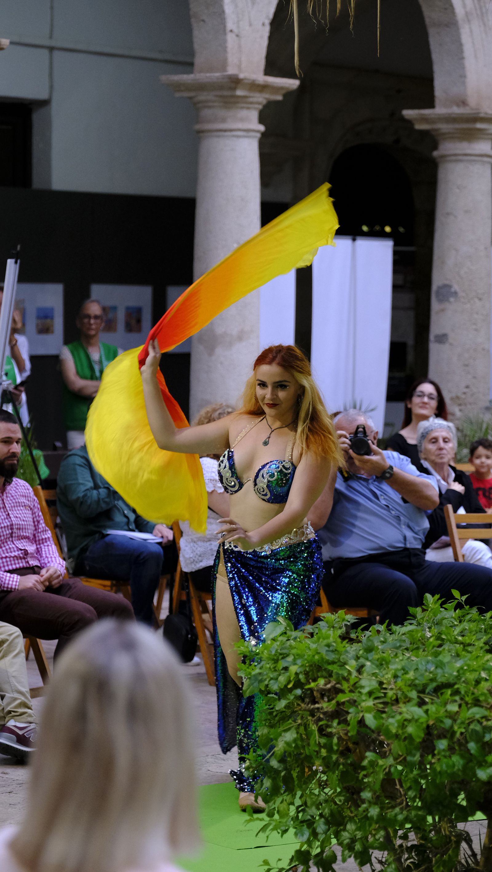 Imágenes del desfile benéfico contra el cáncer, en la Escuela de Artes de Almería