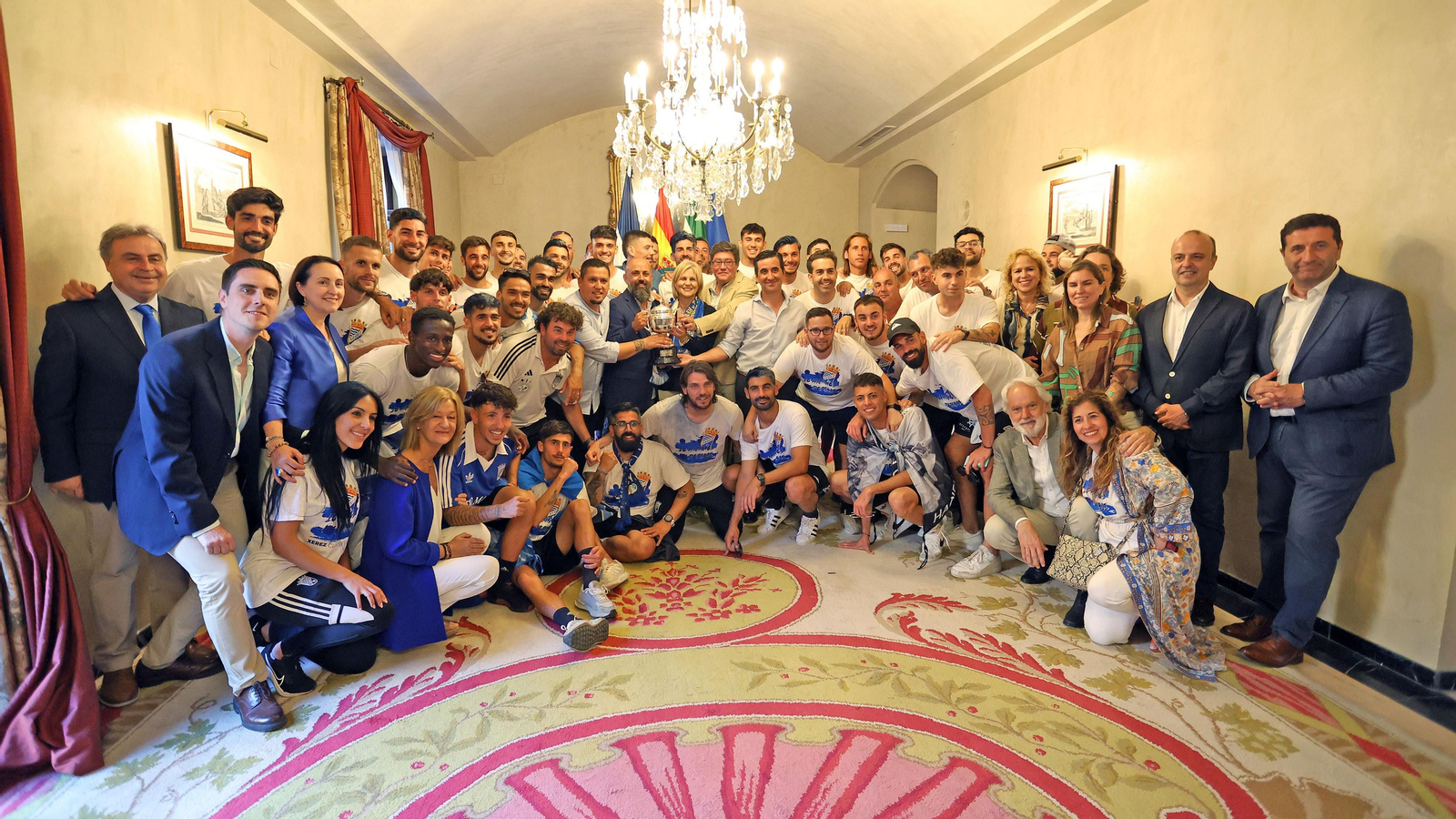 Baño de masas del Xerez CD en Jerez por su ascenso
