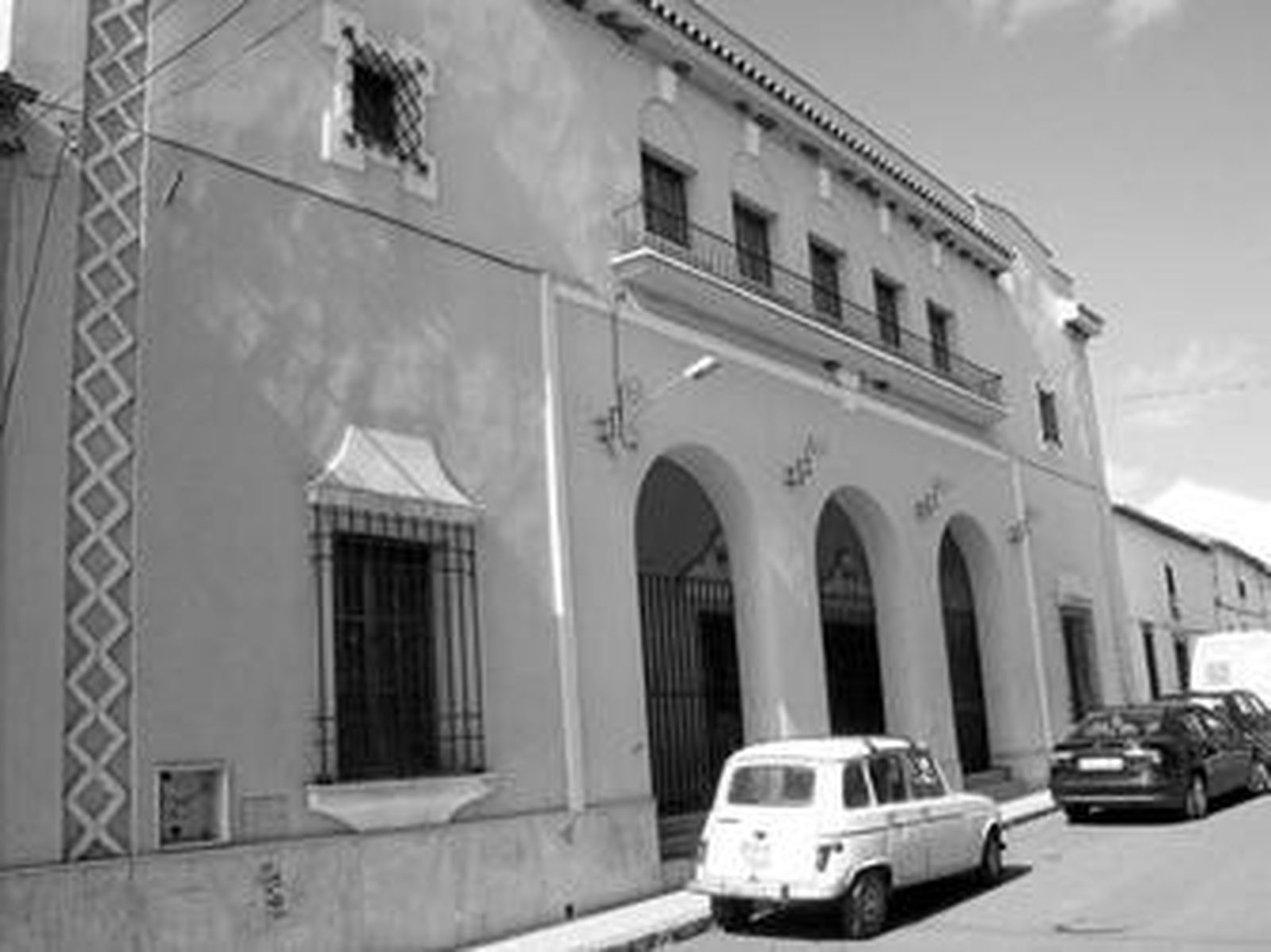 Aspecto que presenta la fachada de la futura casa de la cultura del distrito de Peñarroya.