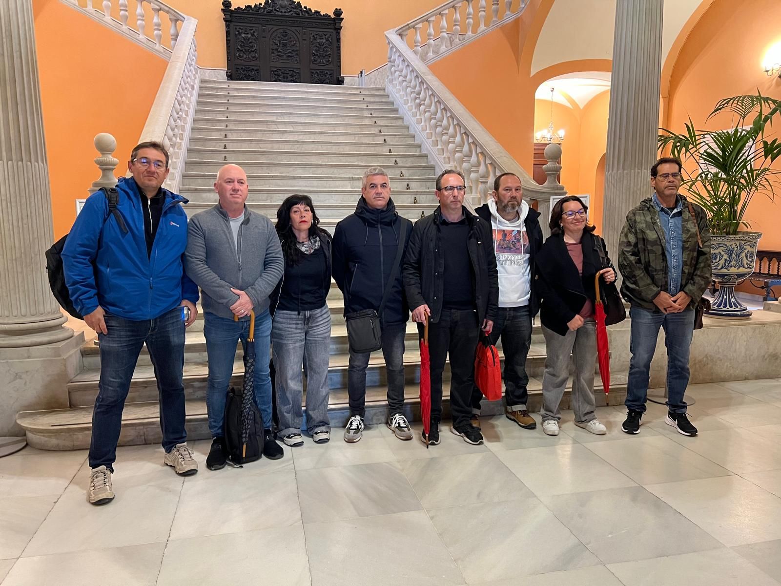Los representantes sindicales que protagonizan el encierro en el Ayuntamiento de Sevilla.