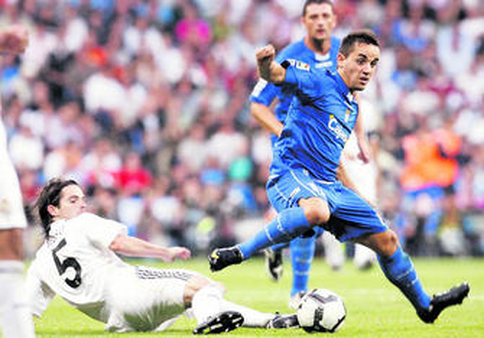 Gago arrebata el balón a un jugador jerecista con una potente entrada.