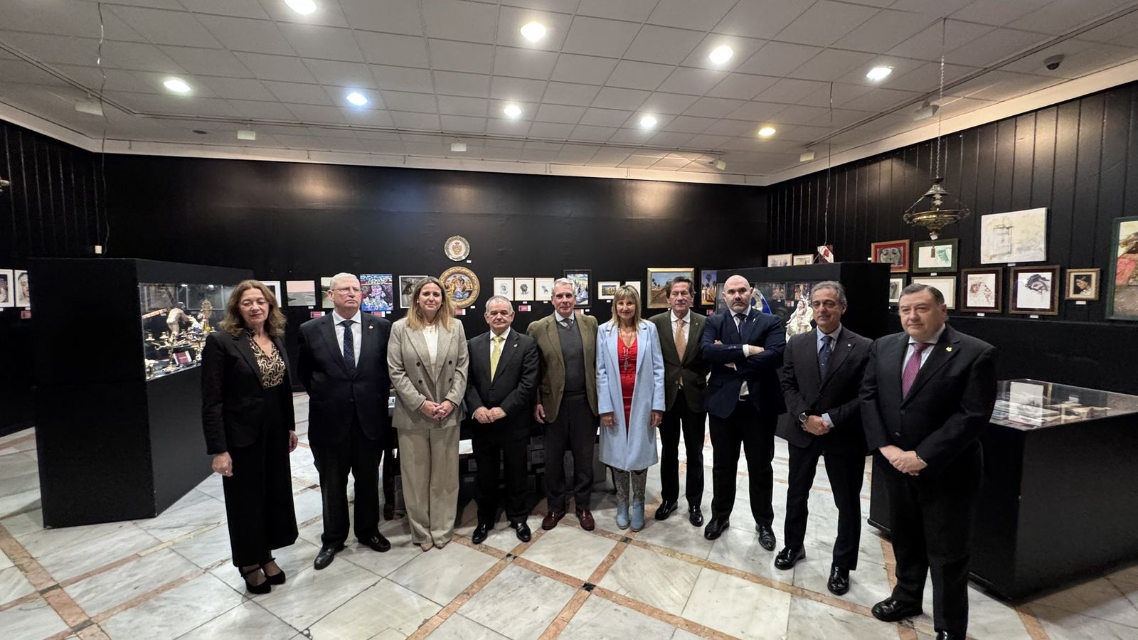 Fotografía de familia en la presentación de la exposición