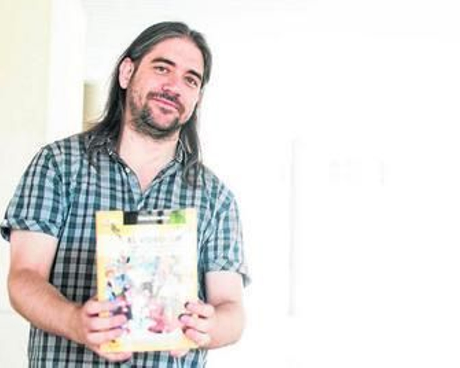 David Selva posa con su libro en el campus de la Asunción, días atrás.