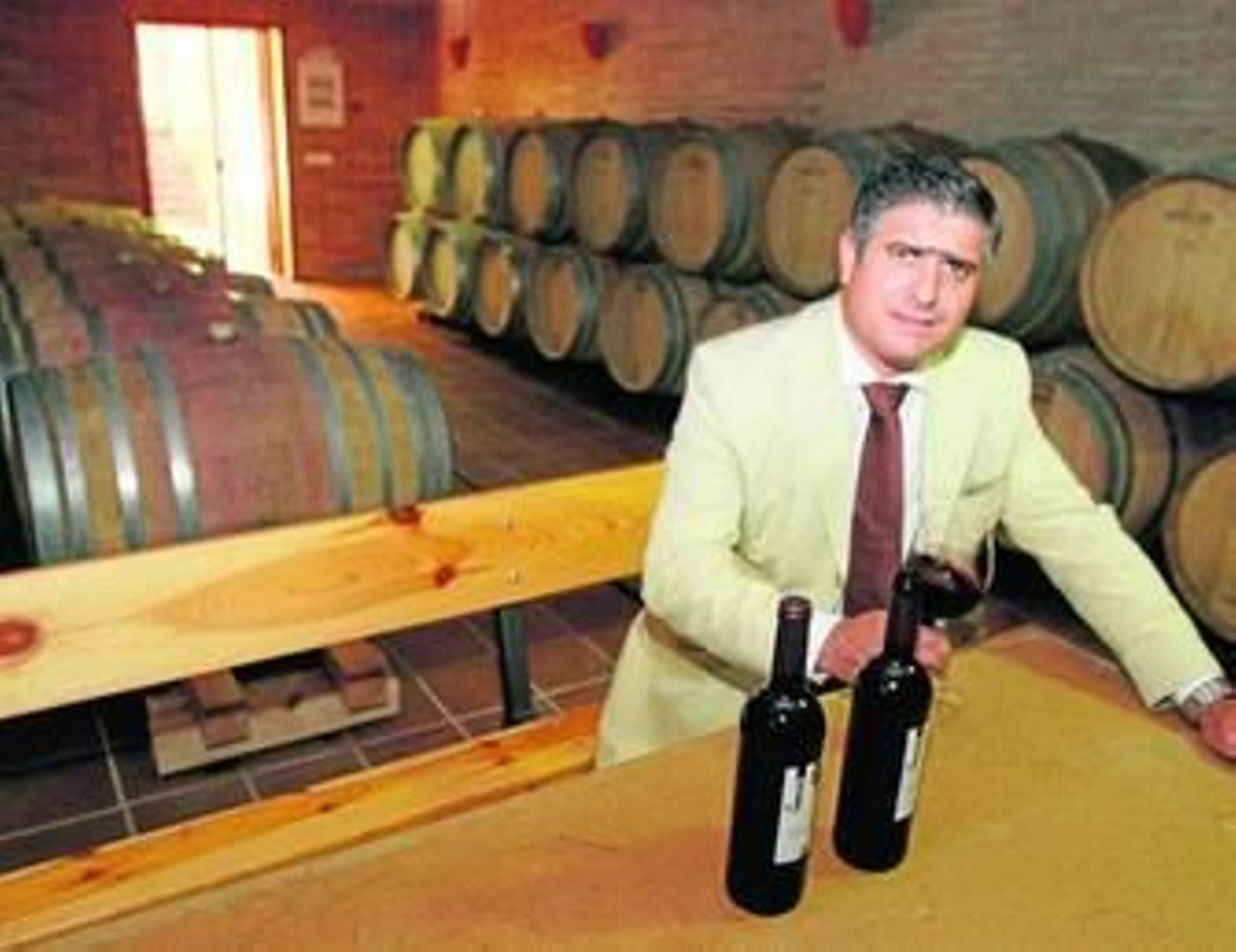 El delegado provincial de Agricultura en la nueva cava de tintos habilitada en la Estación de Viticultura de Jerez.