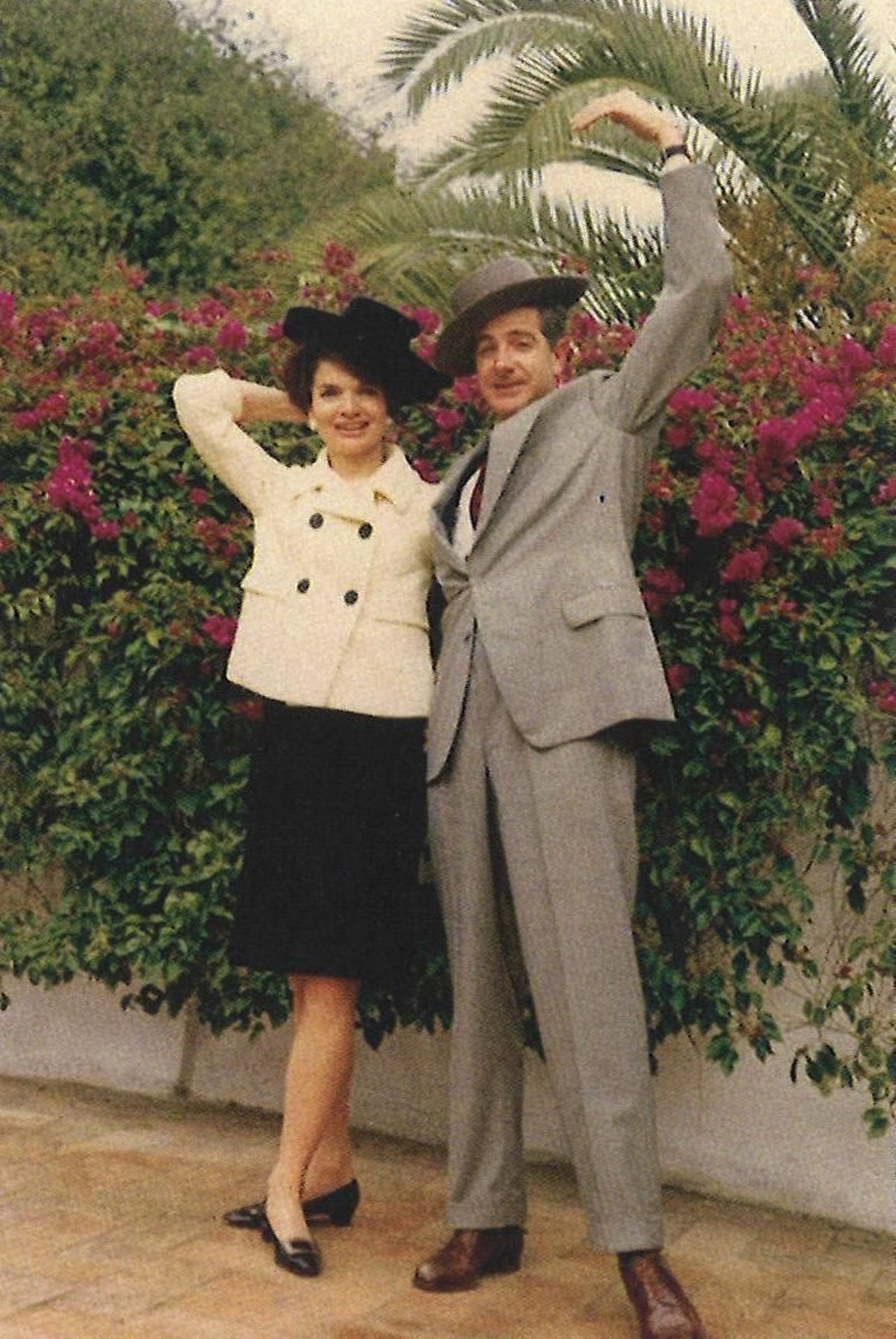 Luis Martínez de Irujo con Jackie Kennedy en el palacio de las Dueñas