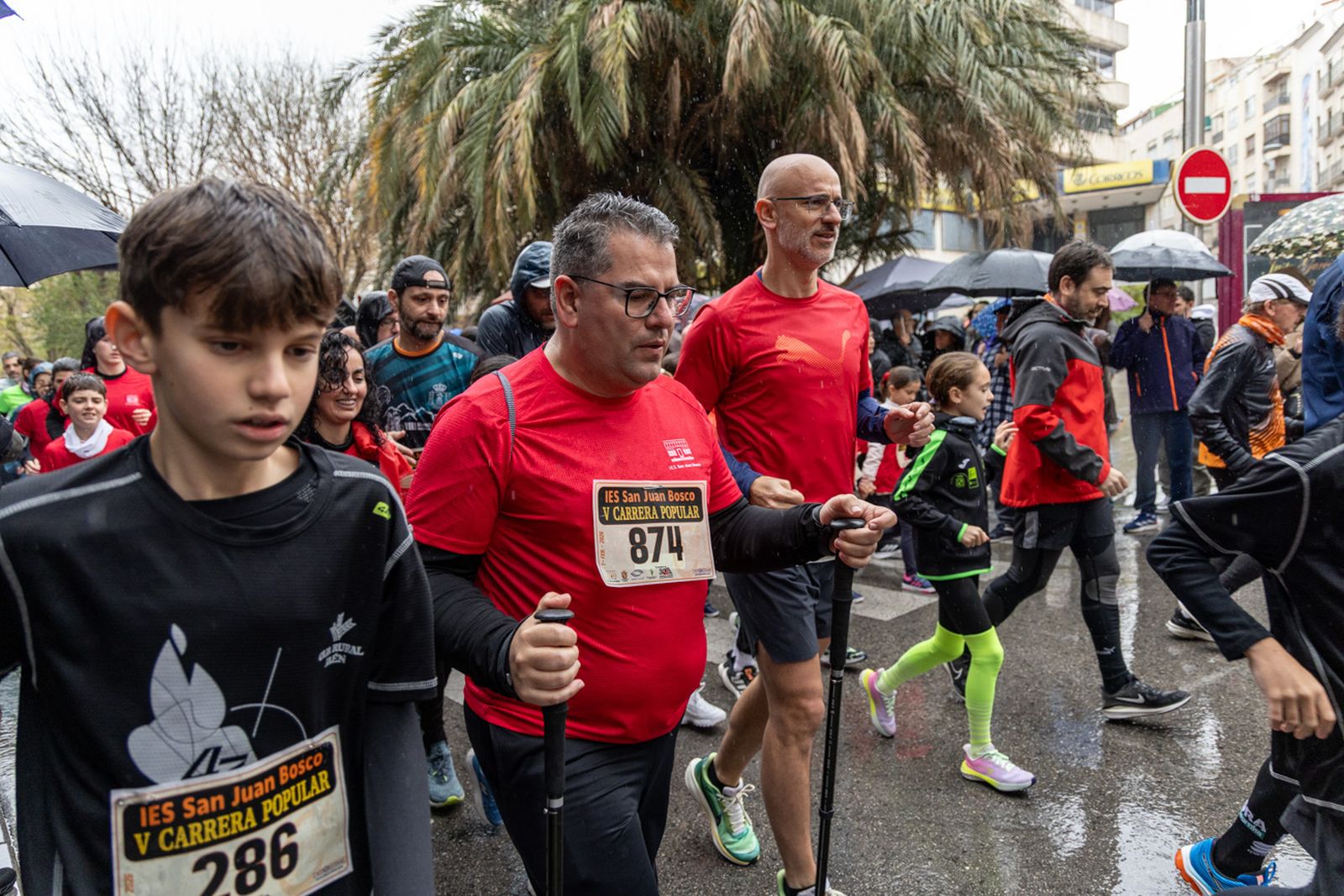 En imágenes: la lluvia no frena a más de un millar de corredores en la V Carrera Popular del IES San Juan Bosco (1)