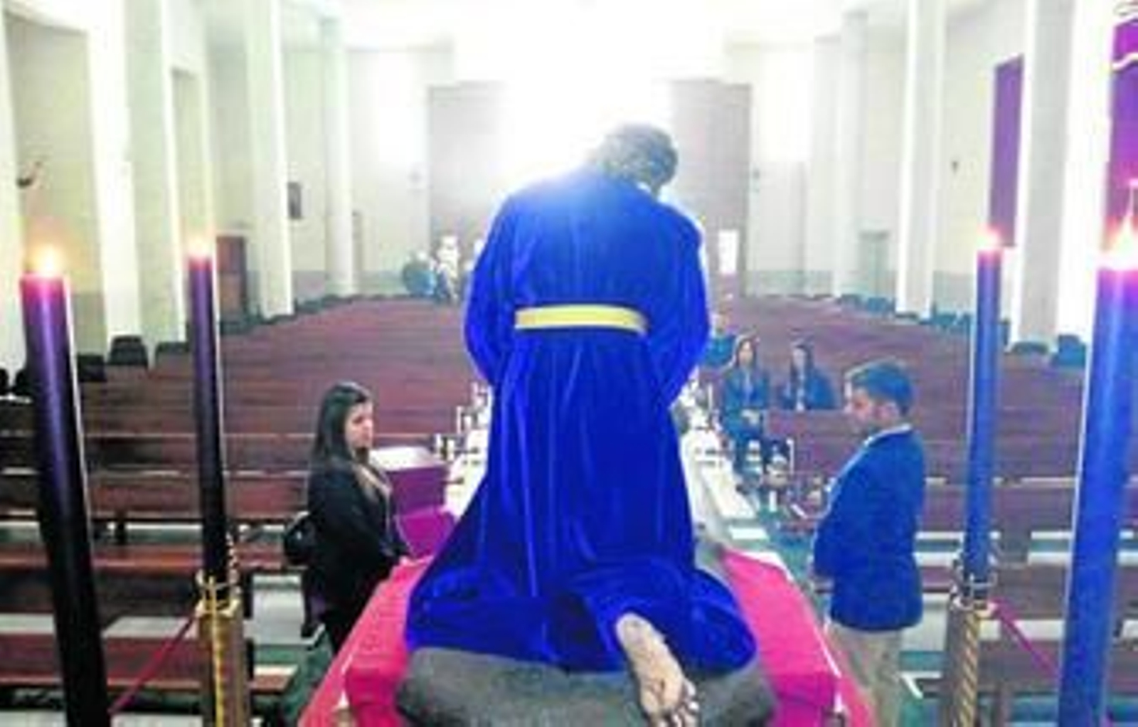 La corporación celebró el XX Aniversario Fundacional de su titular con un besapiés durante toda la jornada.