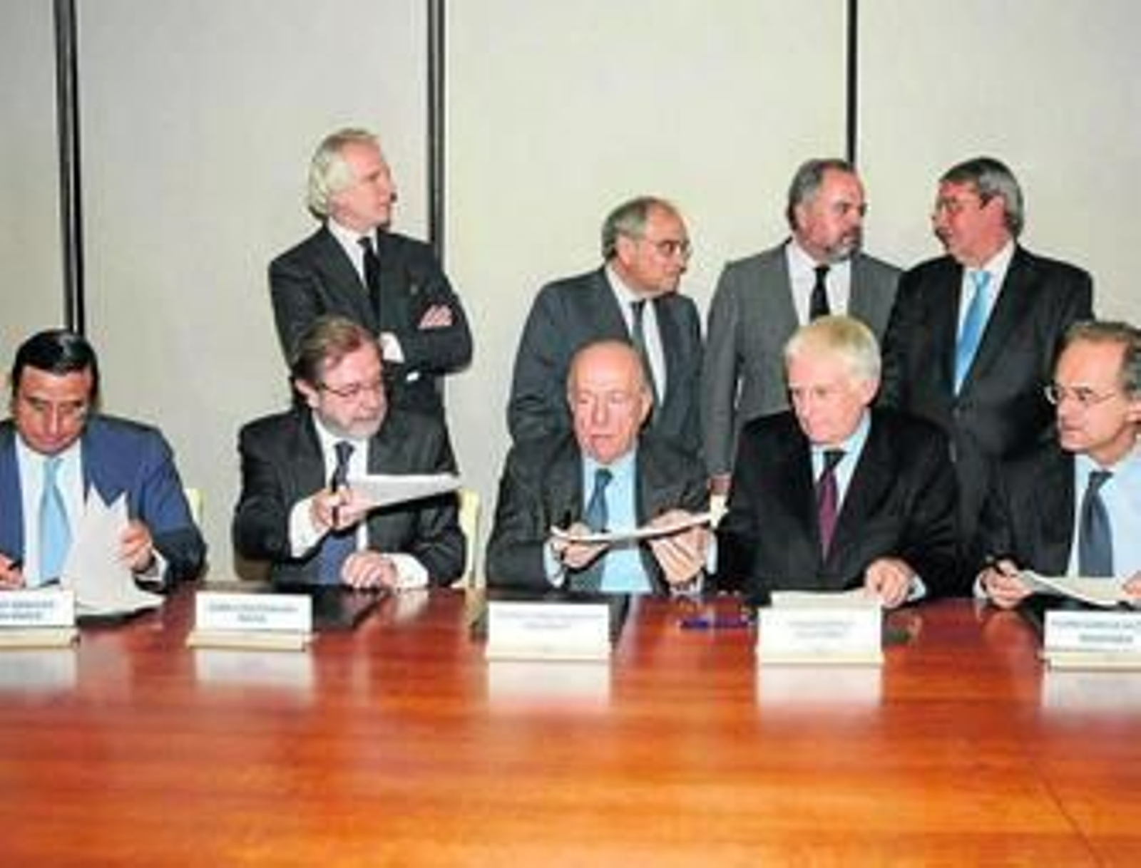 Los directivos de Prisa y Mediaset en la rúbrica de compra de Cuatro en diciembre de 2009.